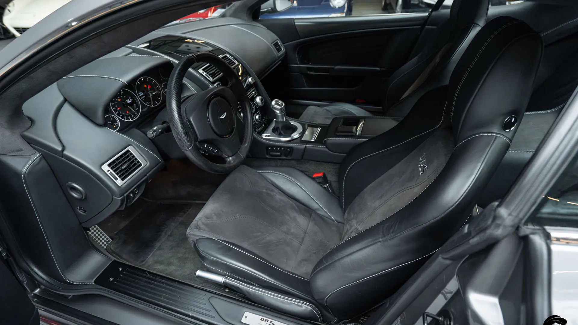 Aston Martin DBS — photo 10