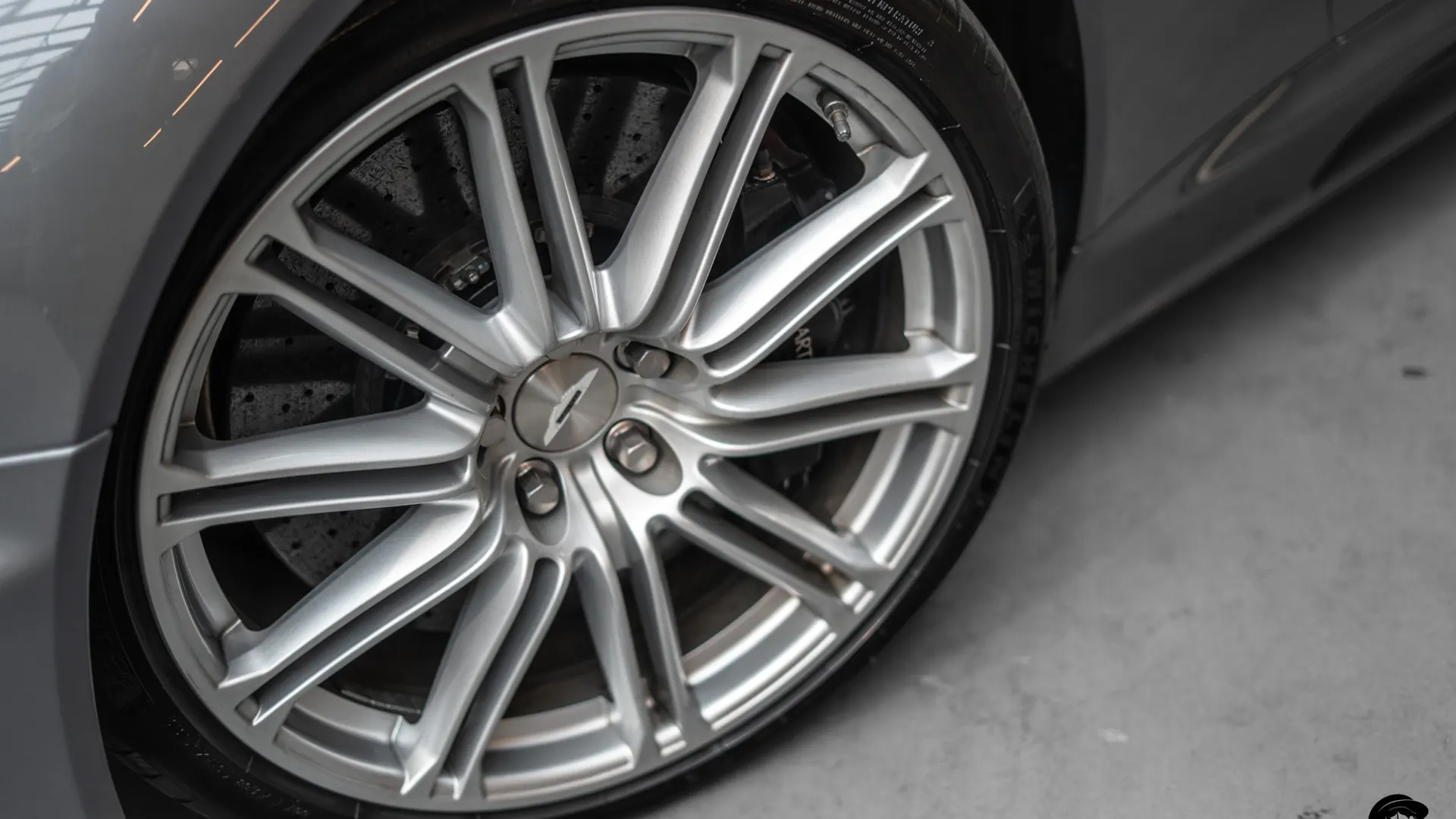 Aston Martin DBS — photo 31