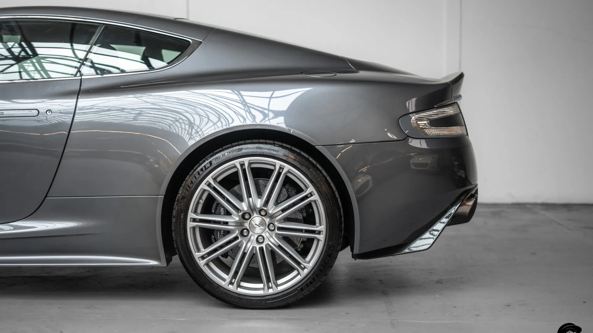 Aston Martin DBS — photo 7