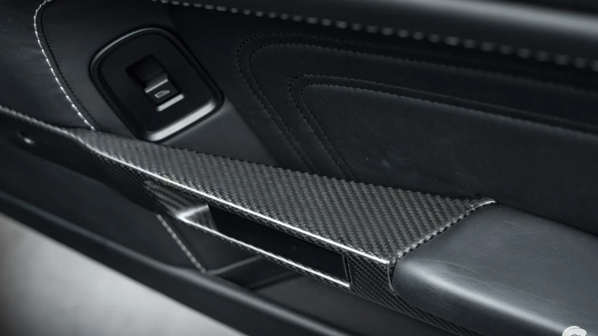 Aston Martin DBS — photo 21