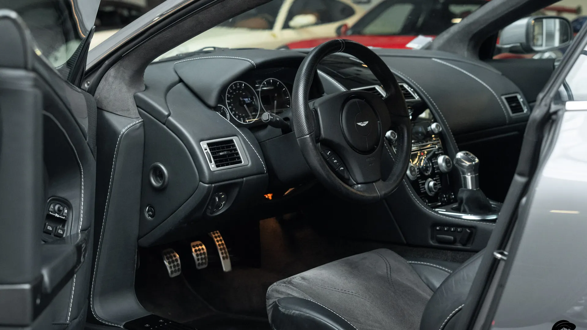 Aston Martin DBS — photo 8