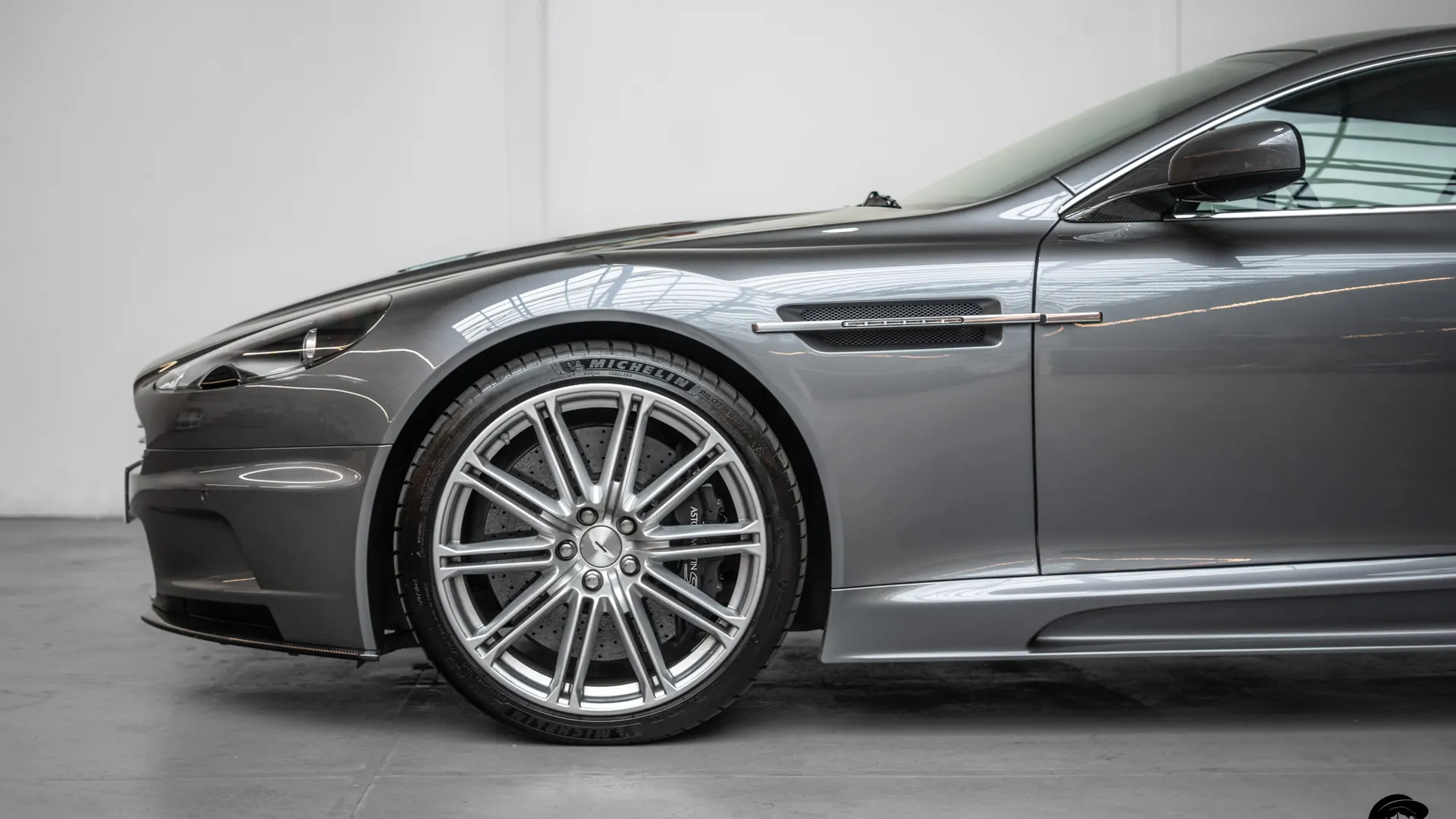 Aston Martin DBS — photo 6