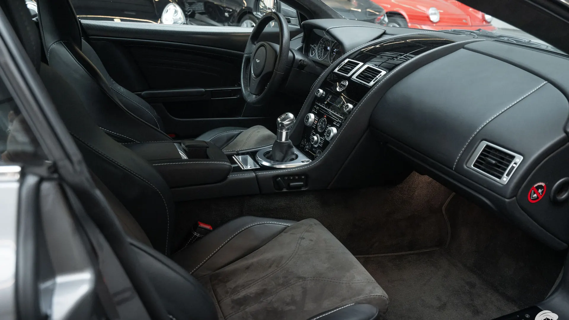 Aston Martin DBS — photo 23