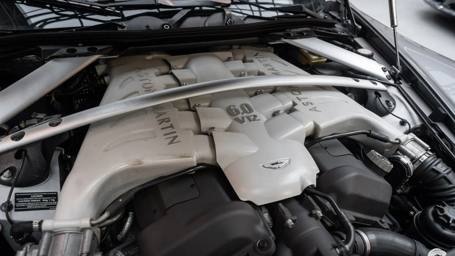 Aston Martin DBS — photo 40