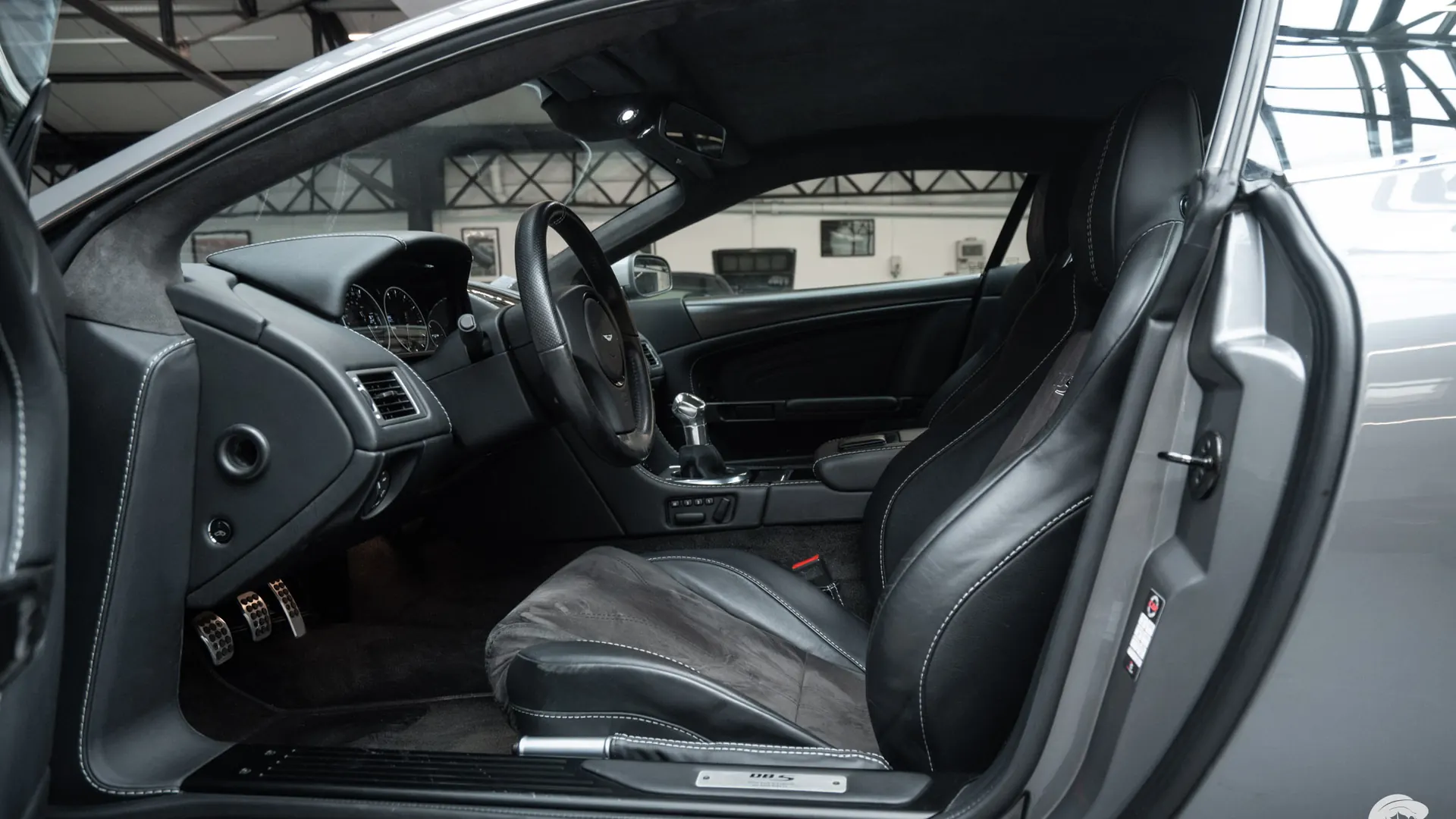Aston Martin DBS — photo 11