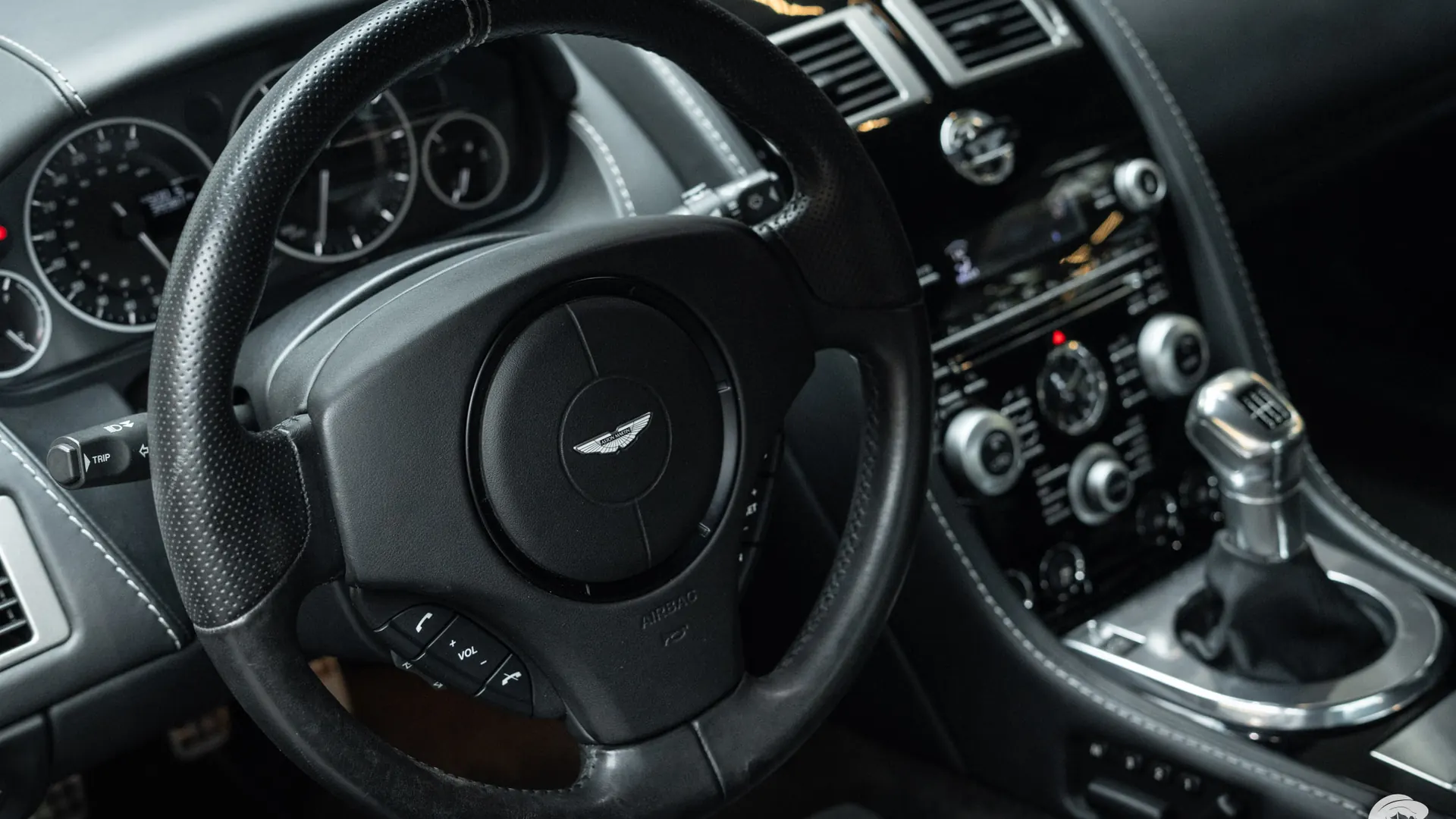 Aston Martin DBS — photo 9