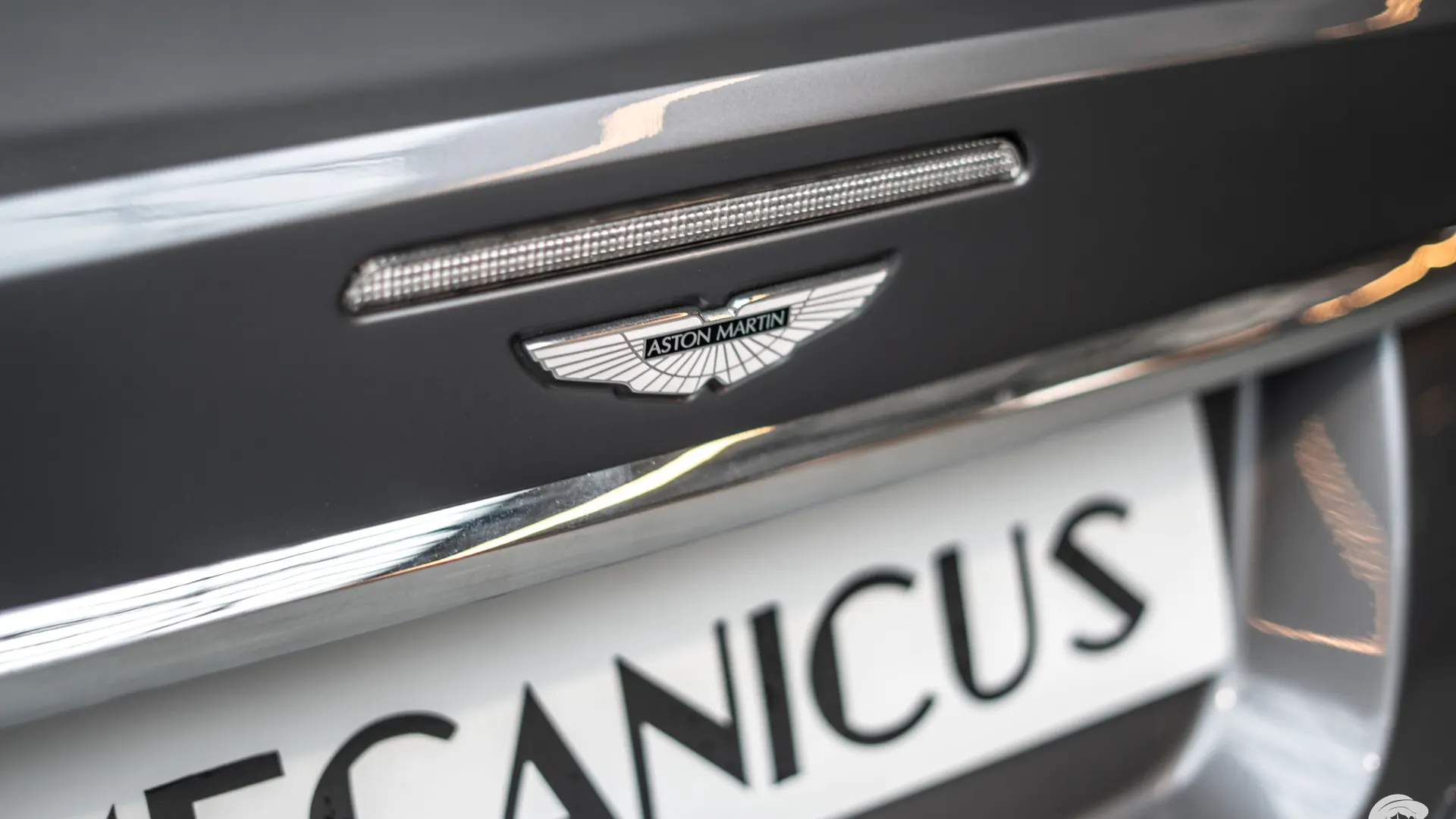 Aston Martin DBS — photo 37