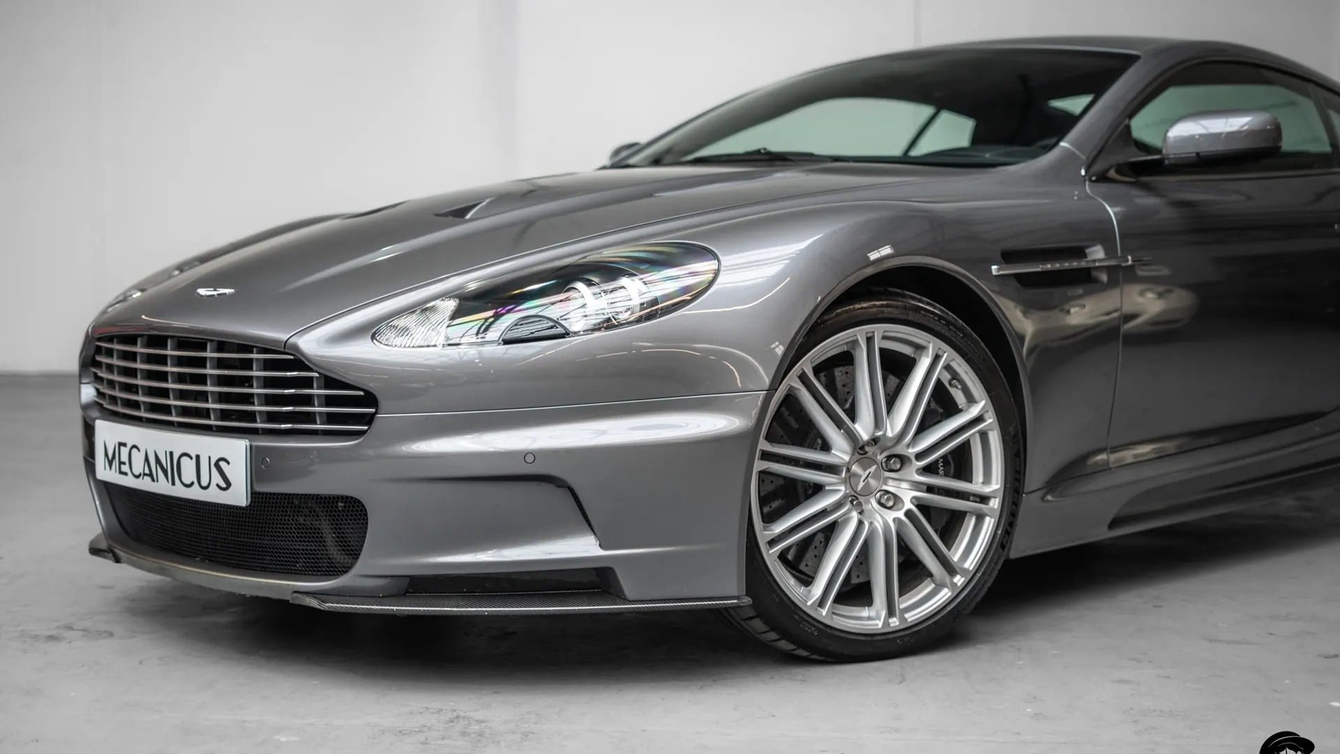 Aston Martin DBS — photo 30