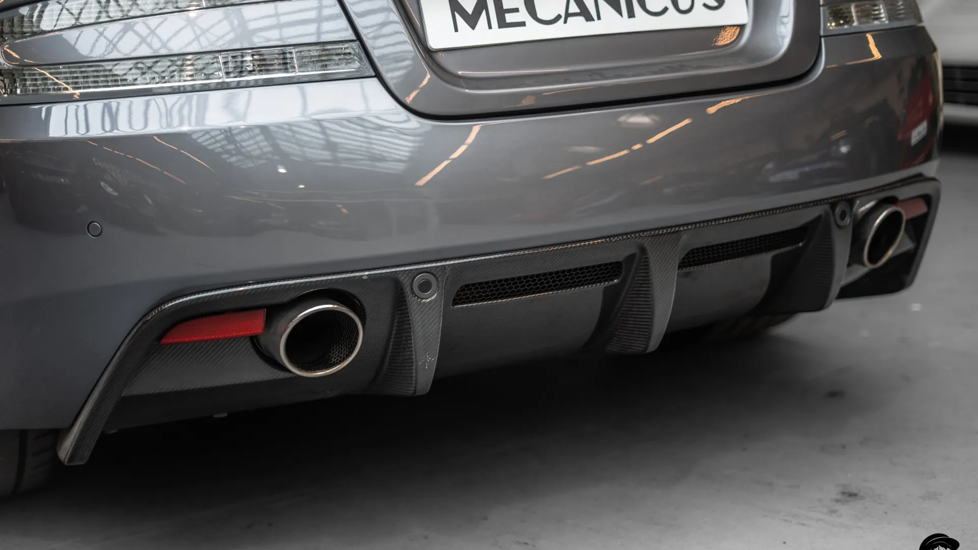 Aston Martin DBS — photo 35