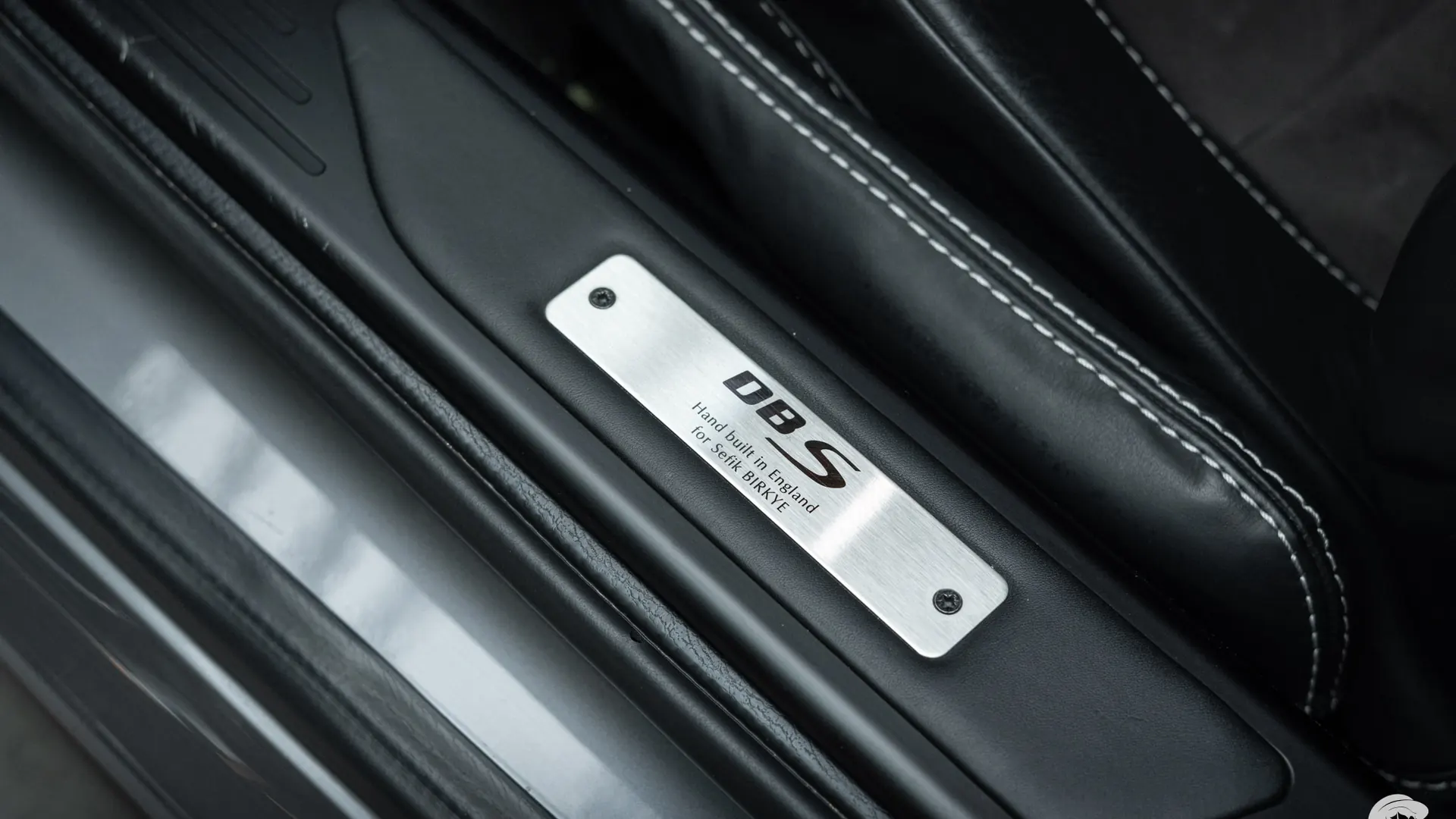 Aston Martin DBS — photo 14