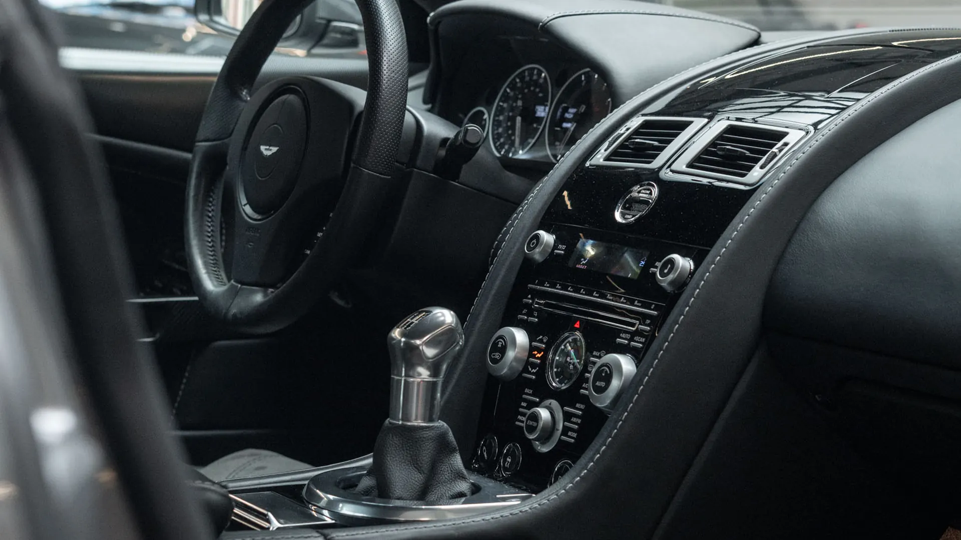 Aston Martin DBS — photo 20