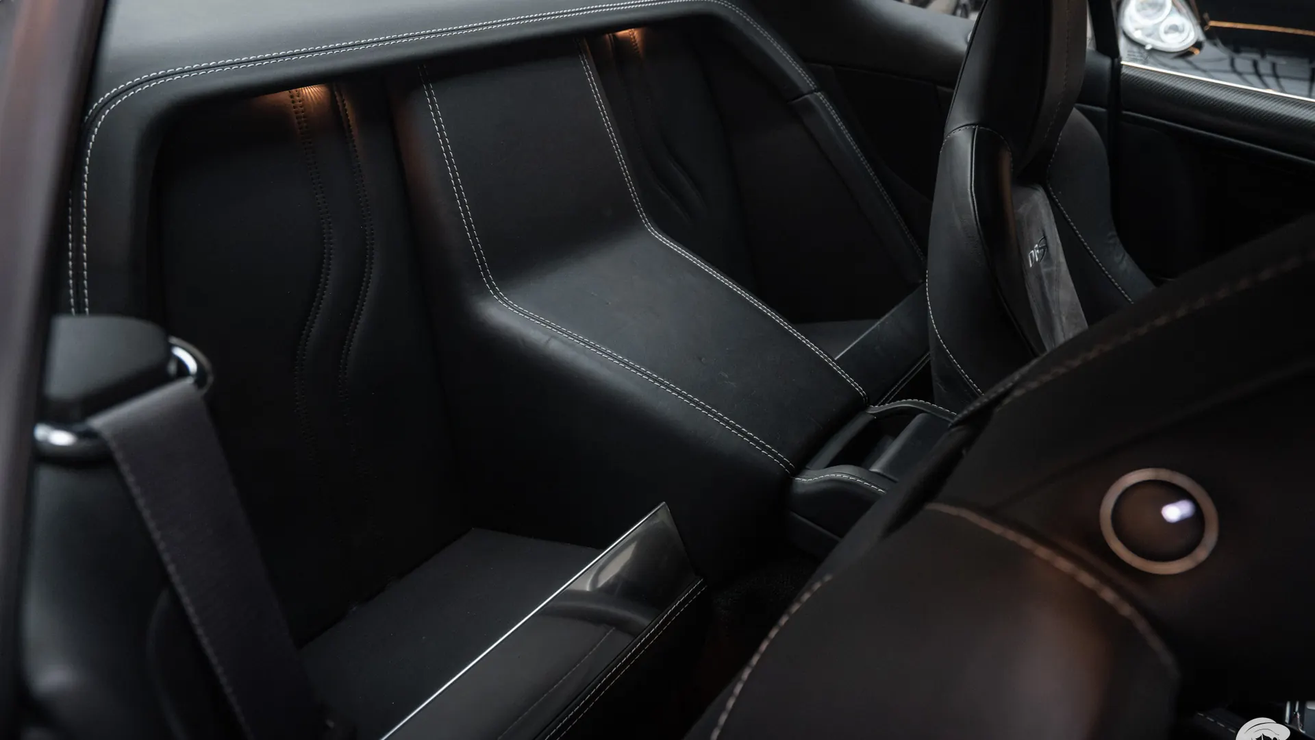 Aston Martin DBS — photo 25