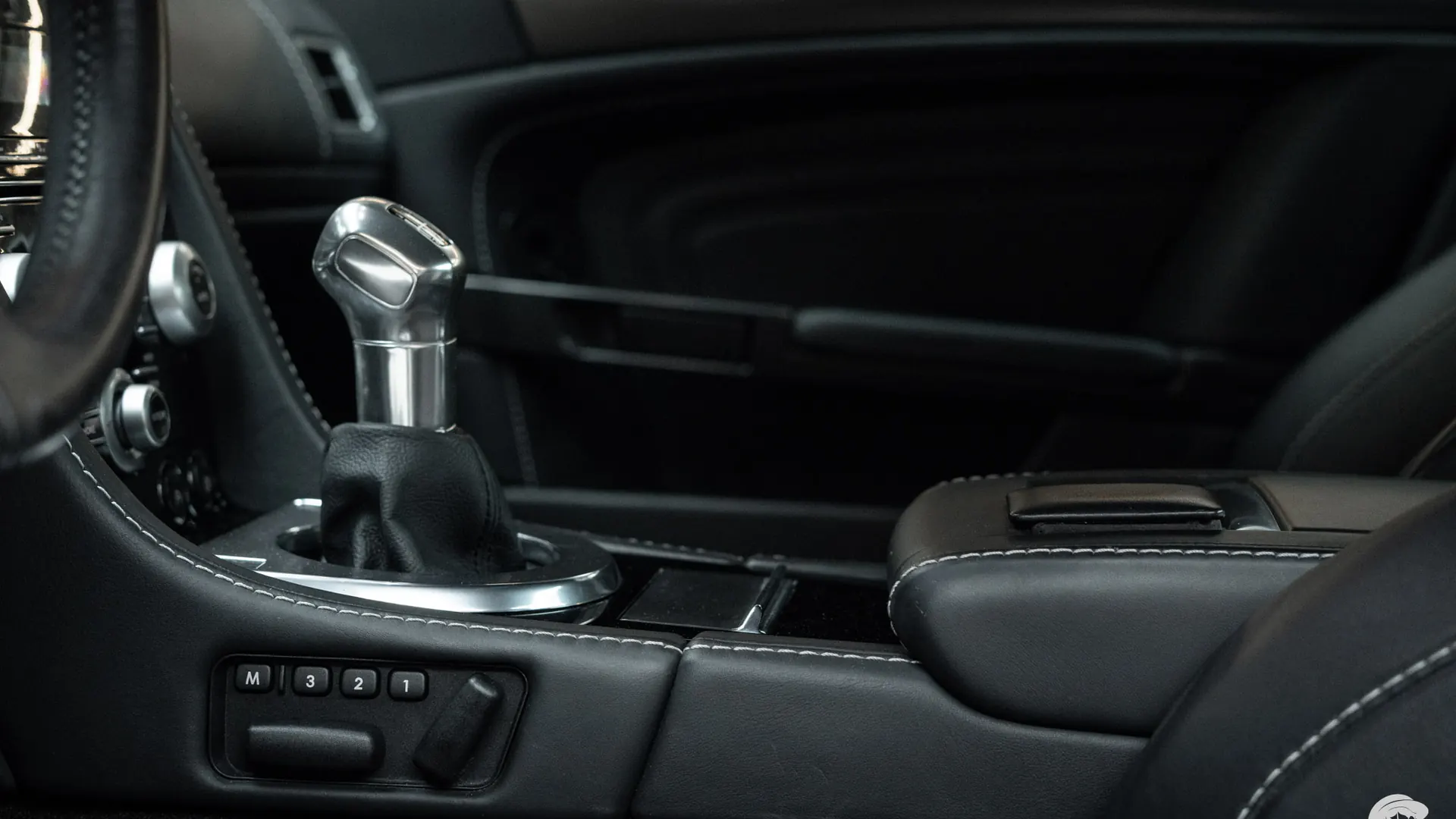 Aston Martin DBS — photo 15
