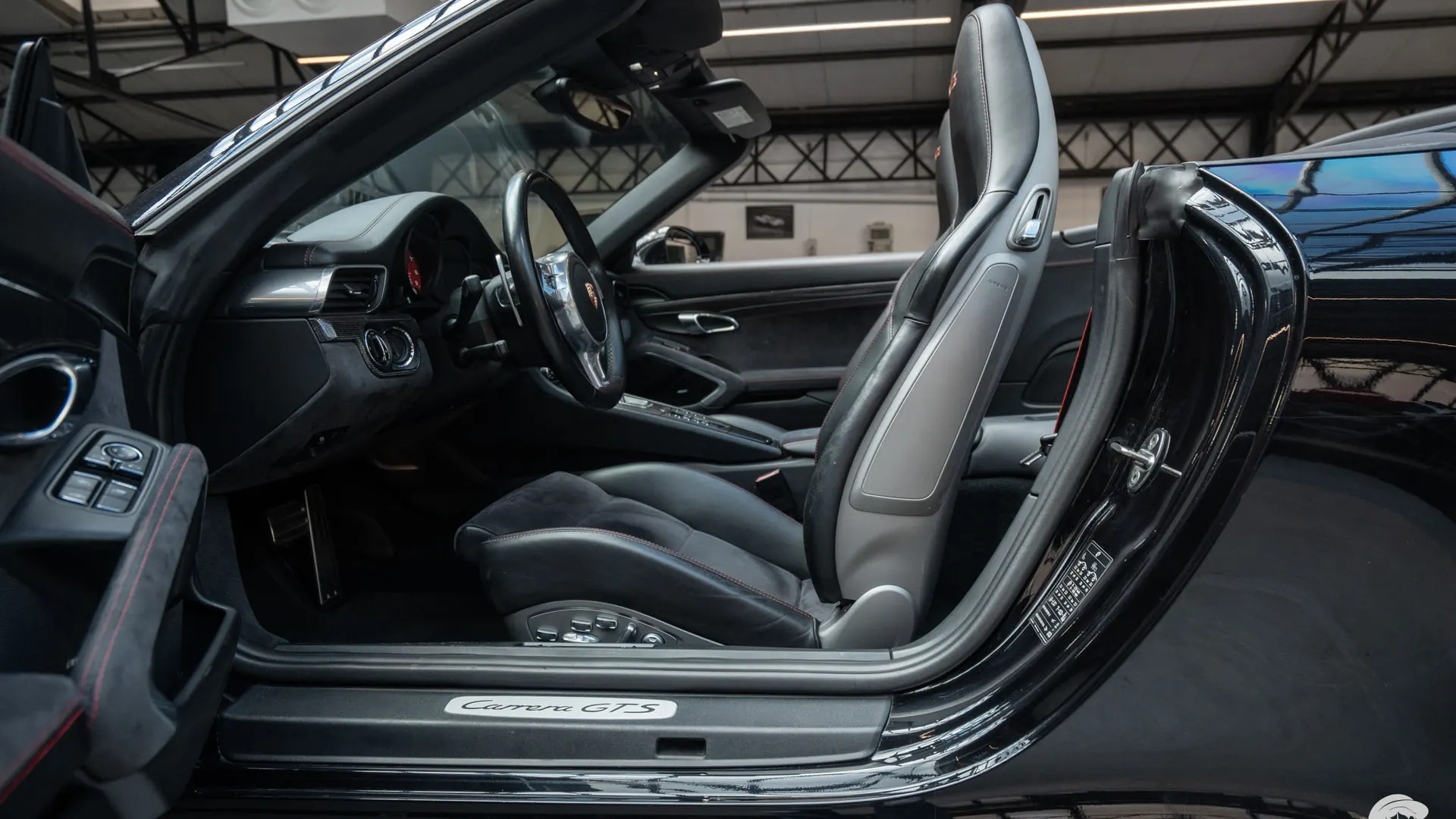 Porsche 911 — photo 12