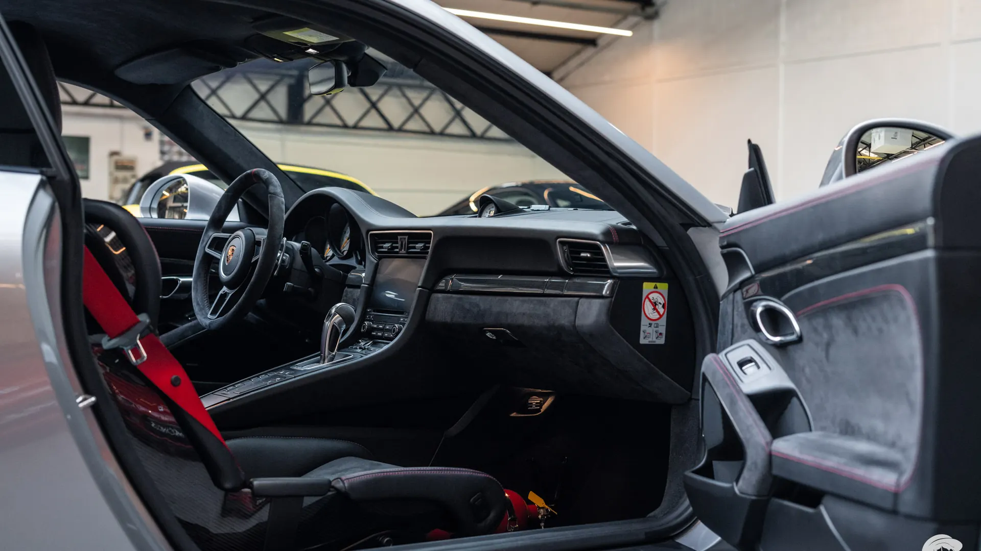 Porsche 911 — photo 23