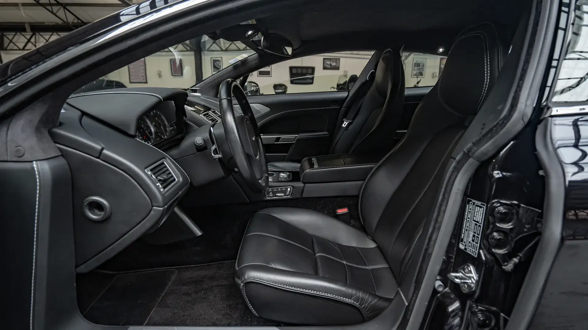 Aston Martin Rapide — photo 10
