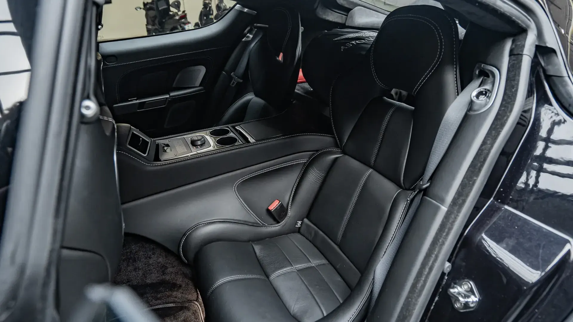 Aston Martin Rapide — photo 12