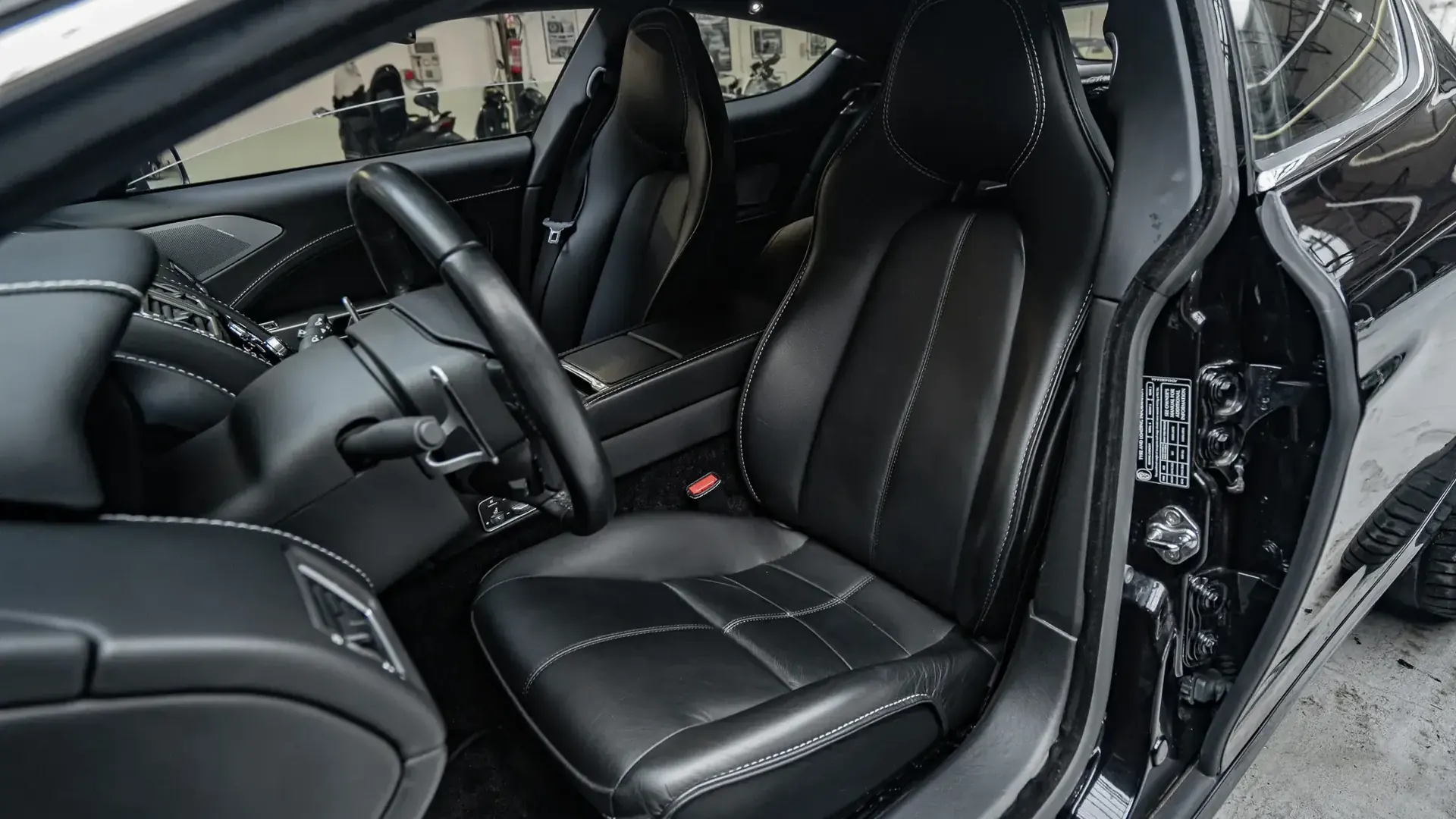 Aston Martin Rapide — photo 11