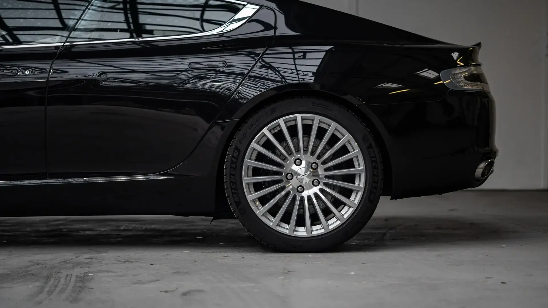 Aston Martin Rapide — photo 8