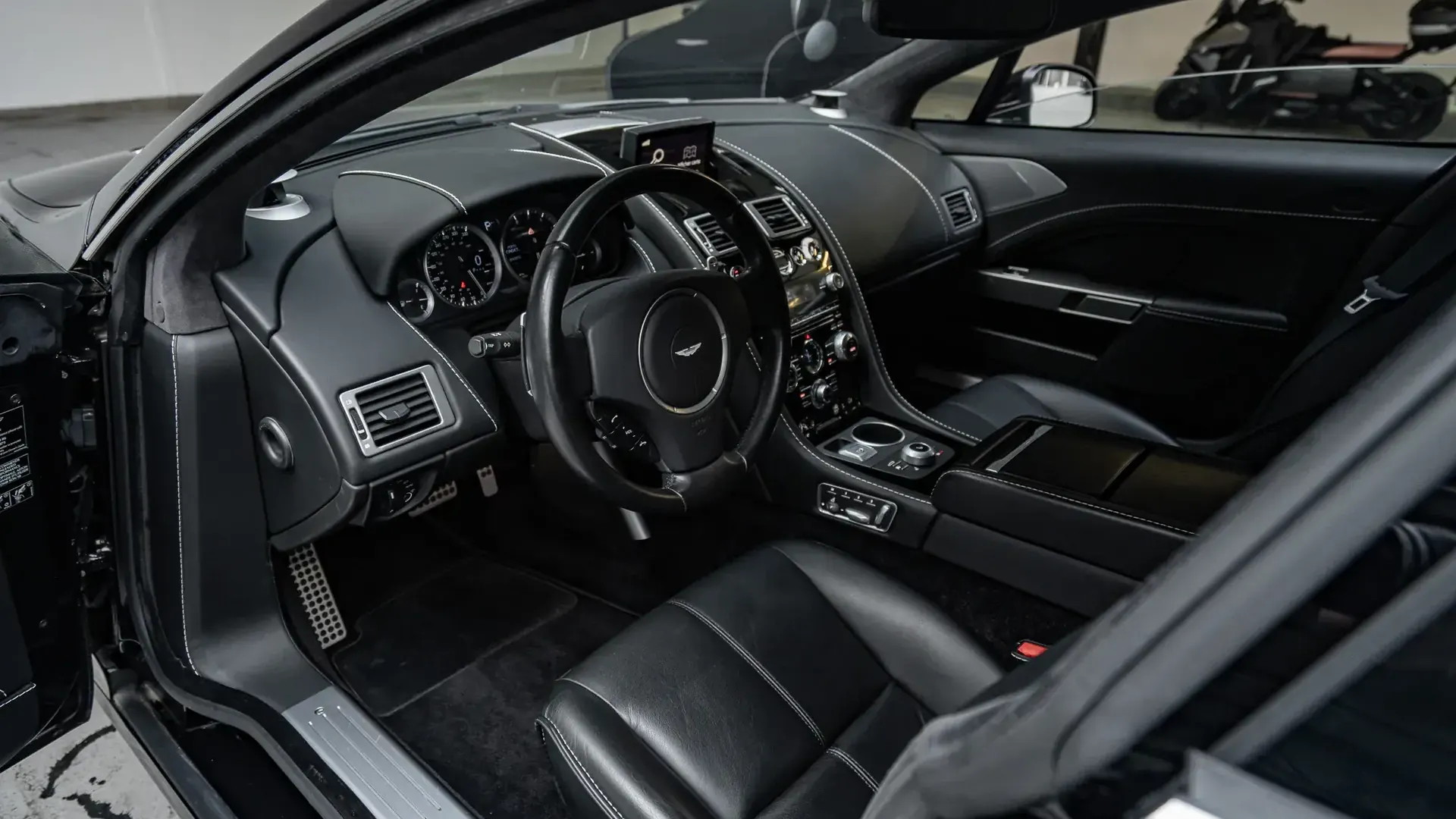 Aston Martin Rapide — photo 9