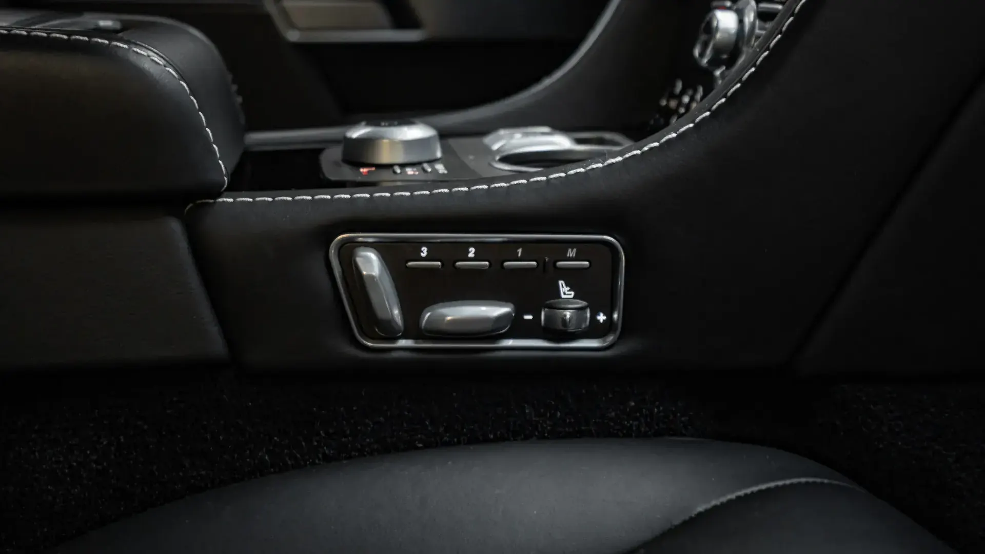 Aston Martin Rapide — photo 25