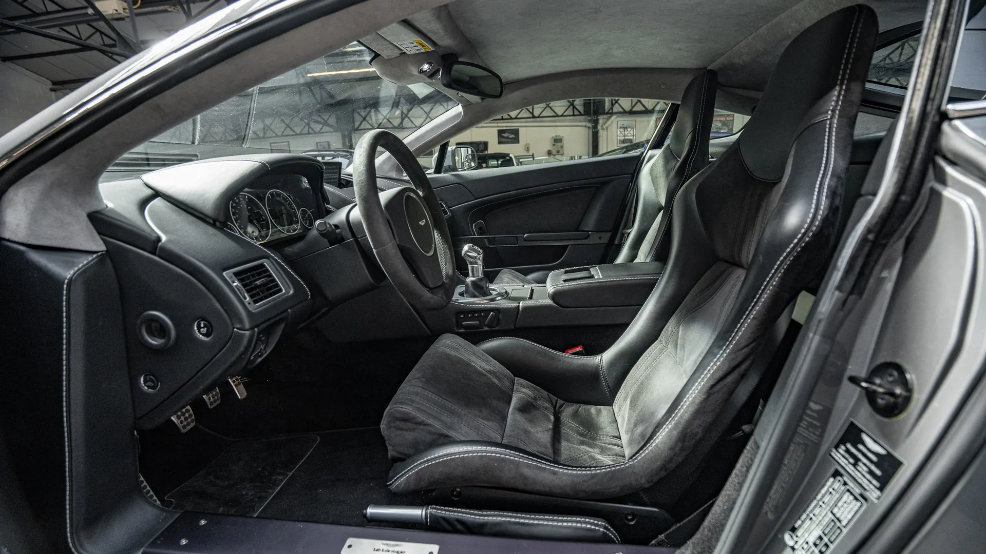 Aston Martin Vantage — photo 9