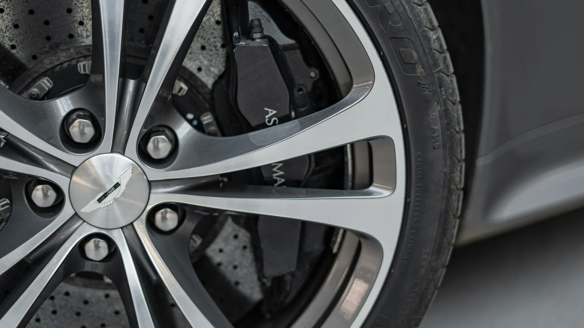 Aston Martin Vantage — photo 35