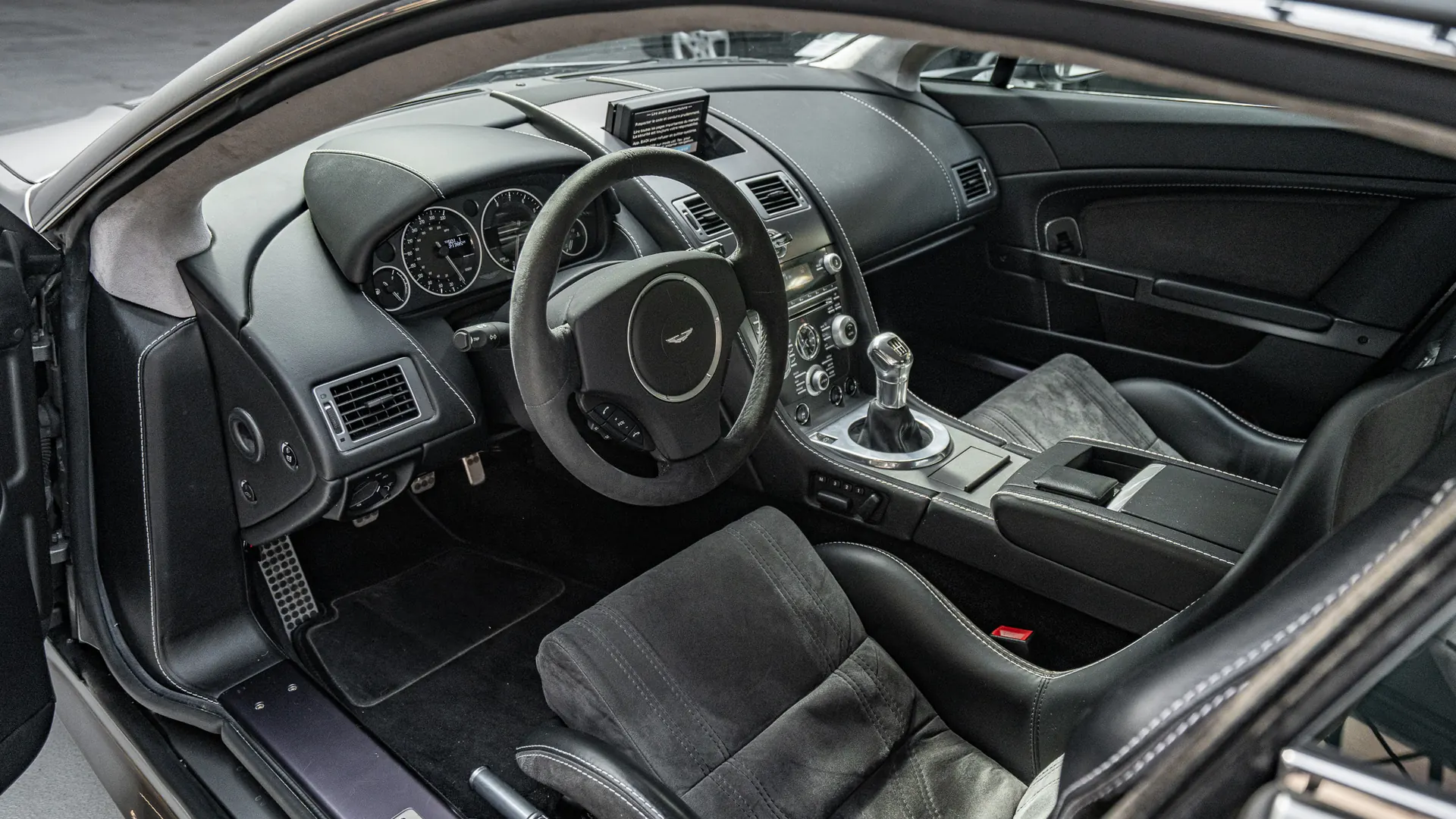 Aston Martin Vantage — photo 8