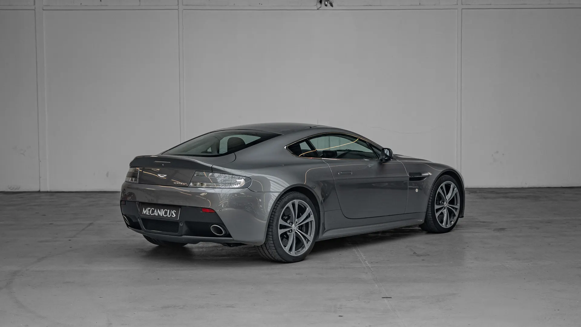 Aston Martin Vantage — photo 2