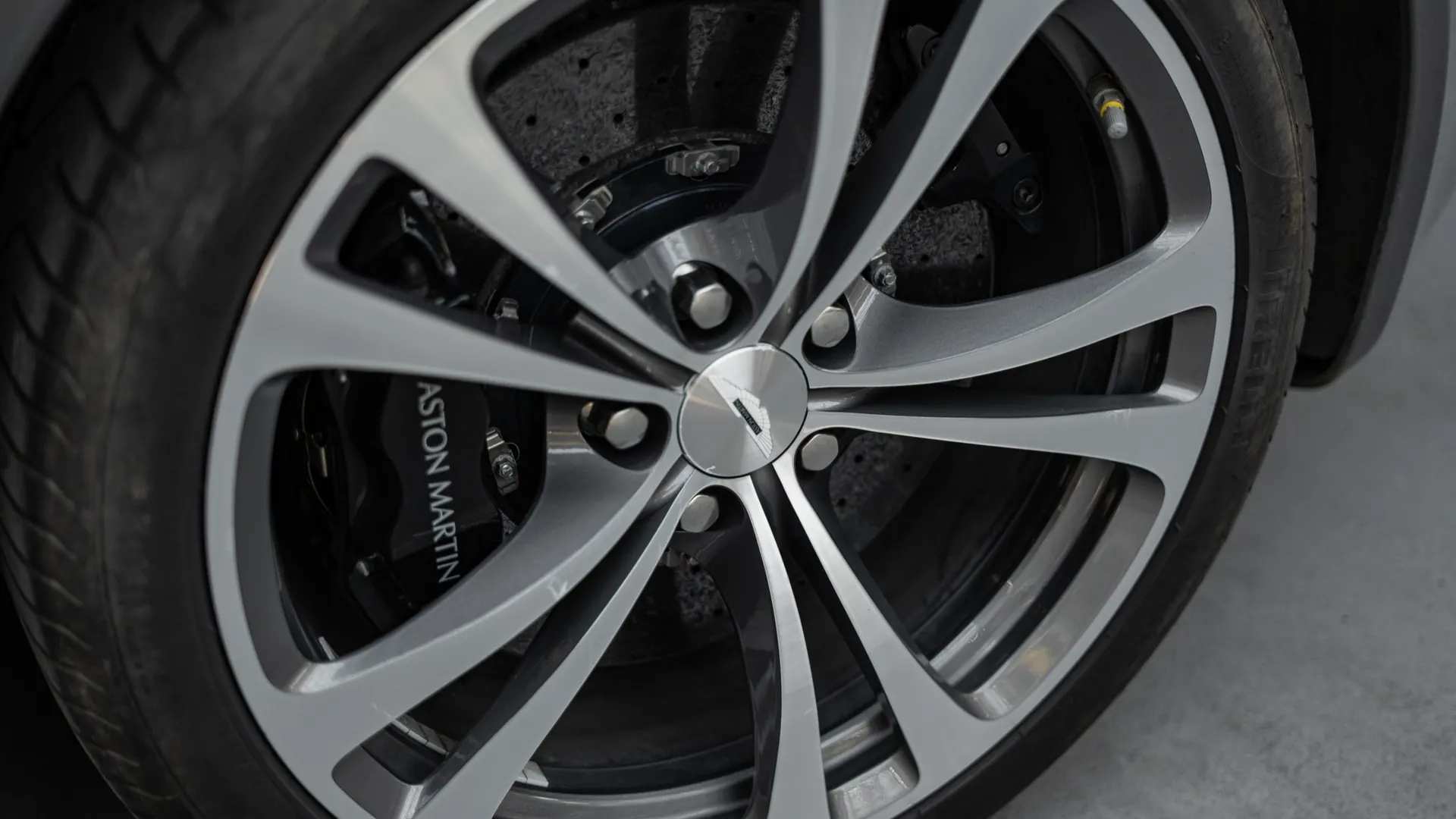 Aston Martin Vantage — photo 36