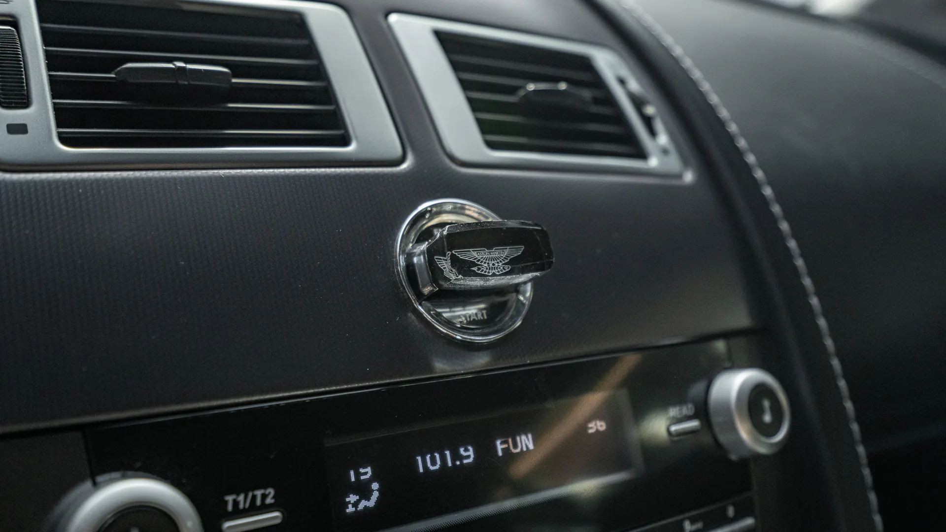 Aston Martin Vantage — photo 14