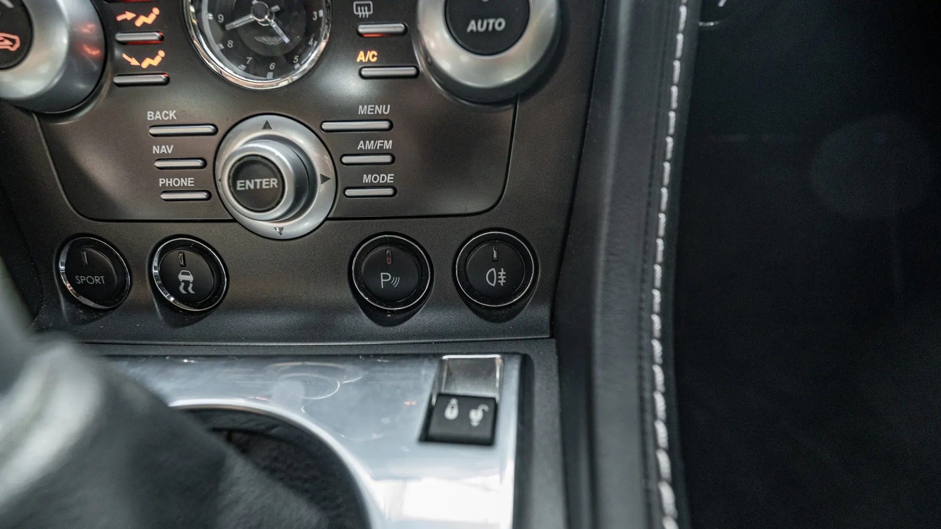 Aston Martin Vantage — photo 19