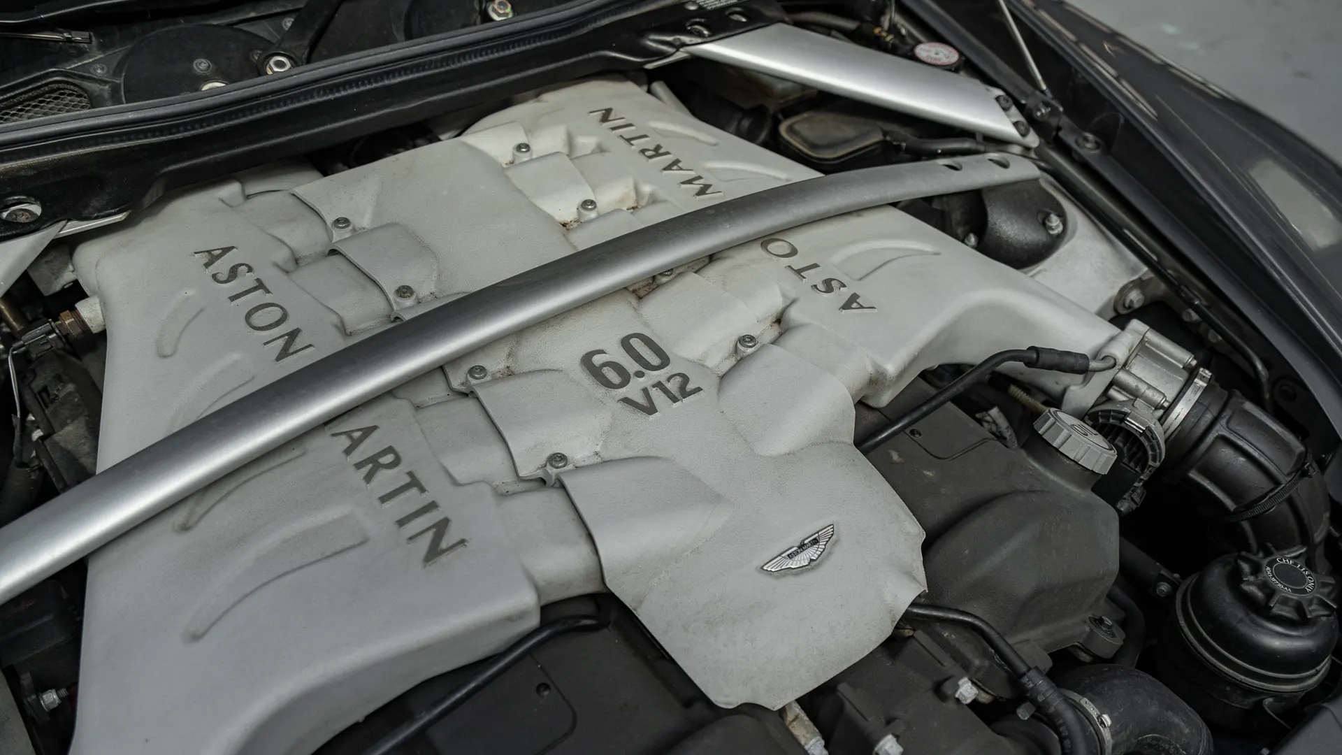 Aston Martin Vantage — photo 43