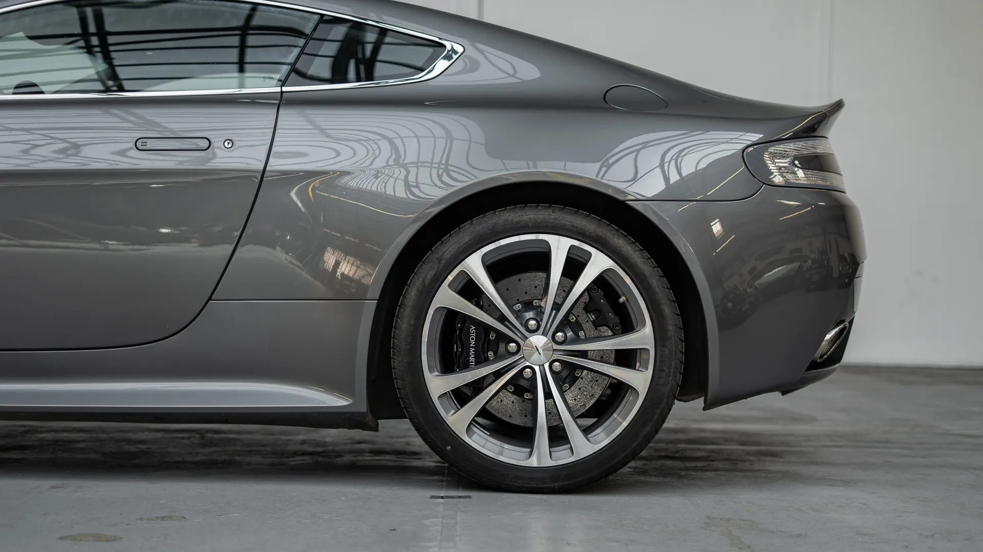 Aston Martin Vantage — photo 7