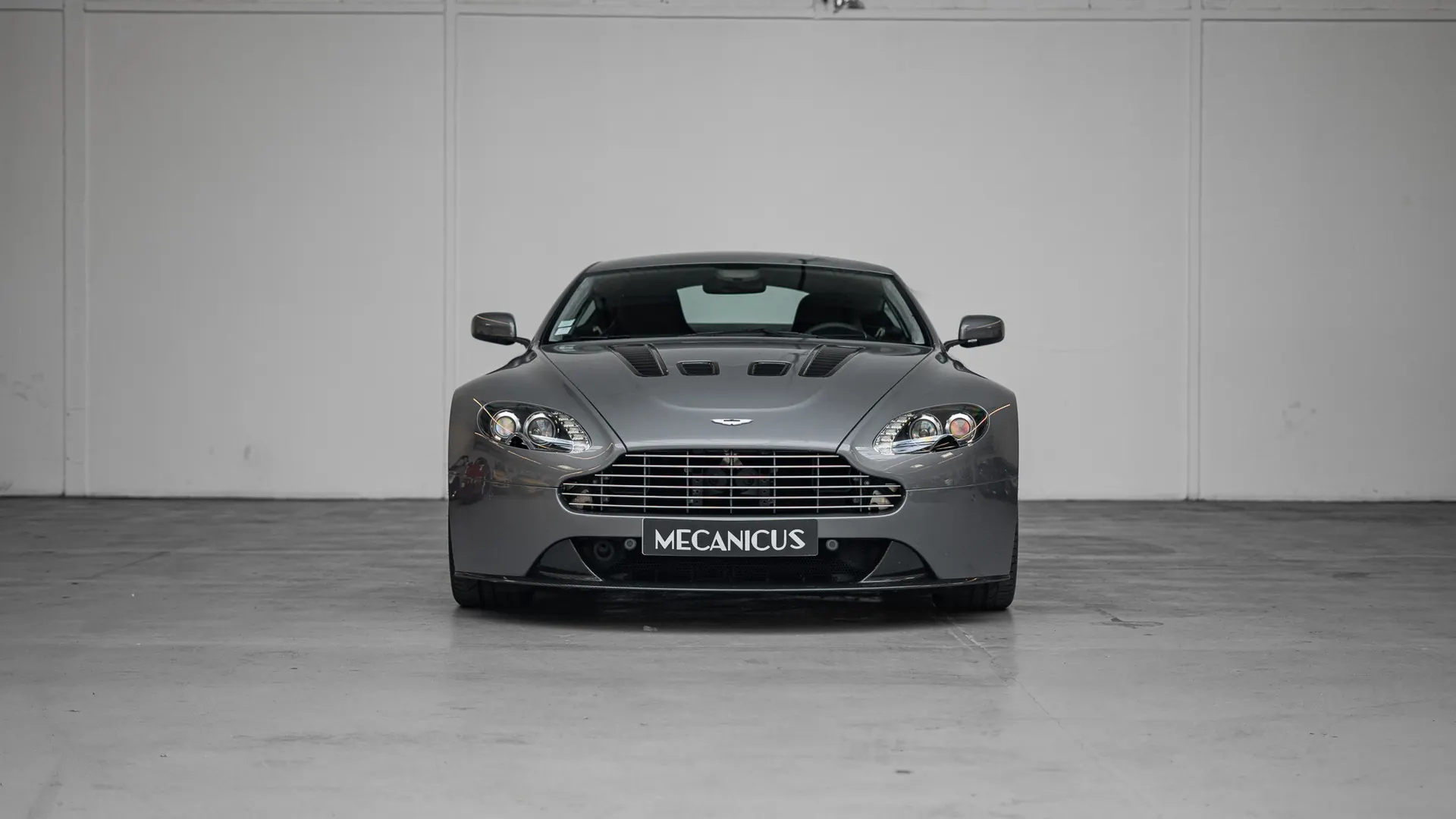 Aston Martin Vantage — photo 3
