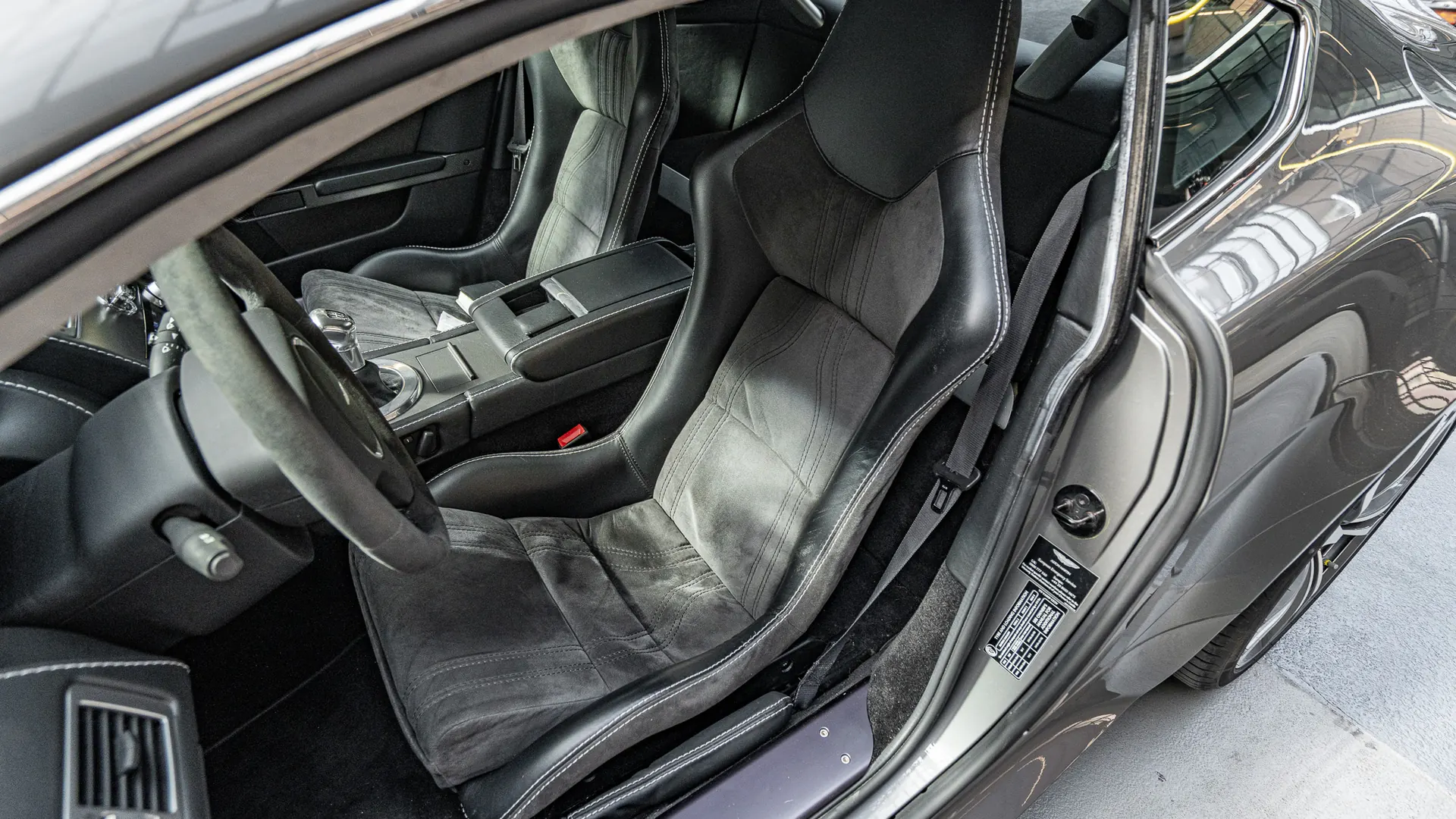 Aston Martin Vantage — photo 10