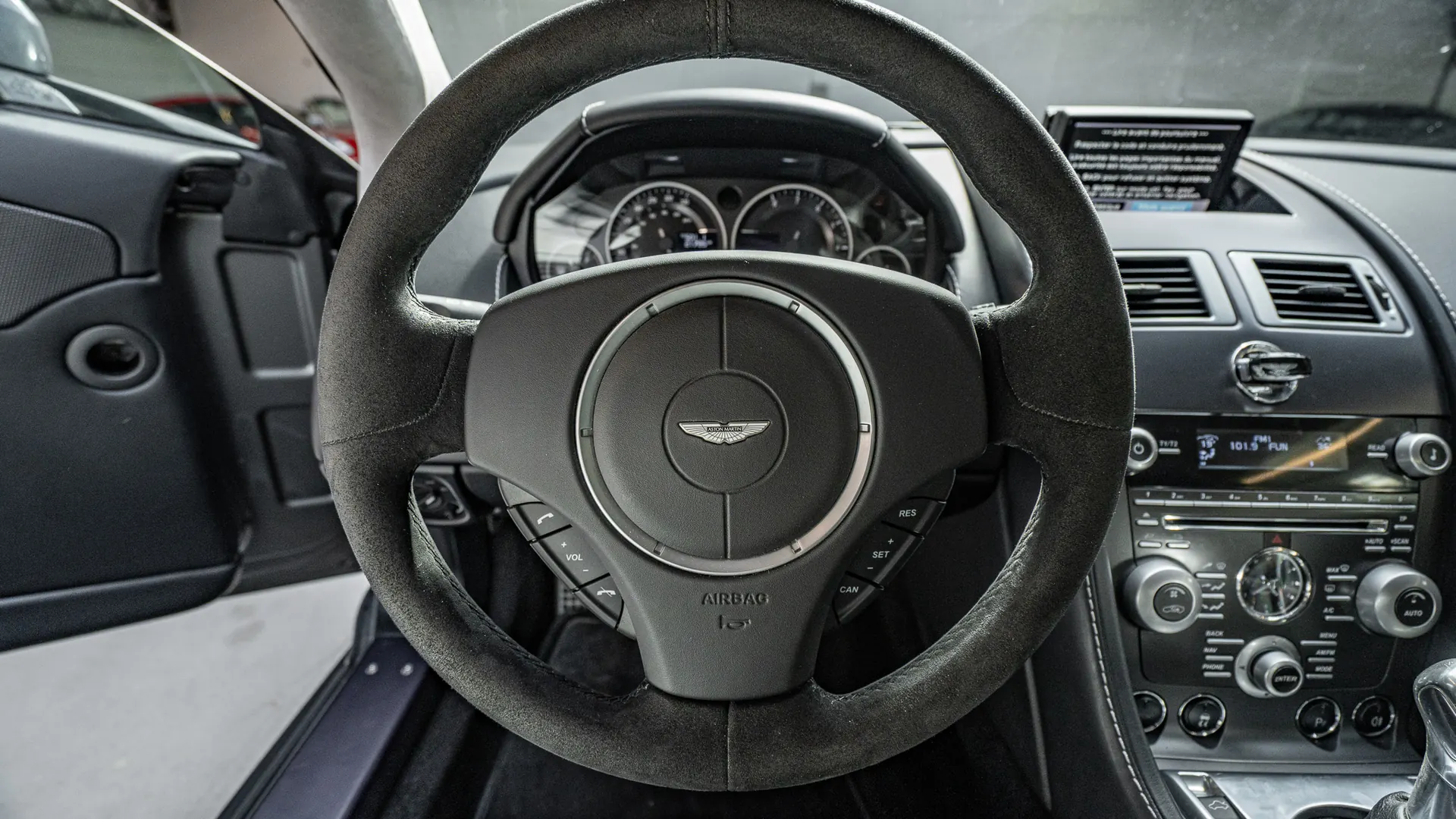 Aston Martin Vantage — photo 12