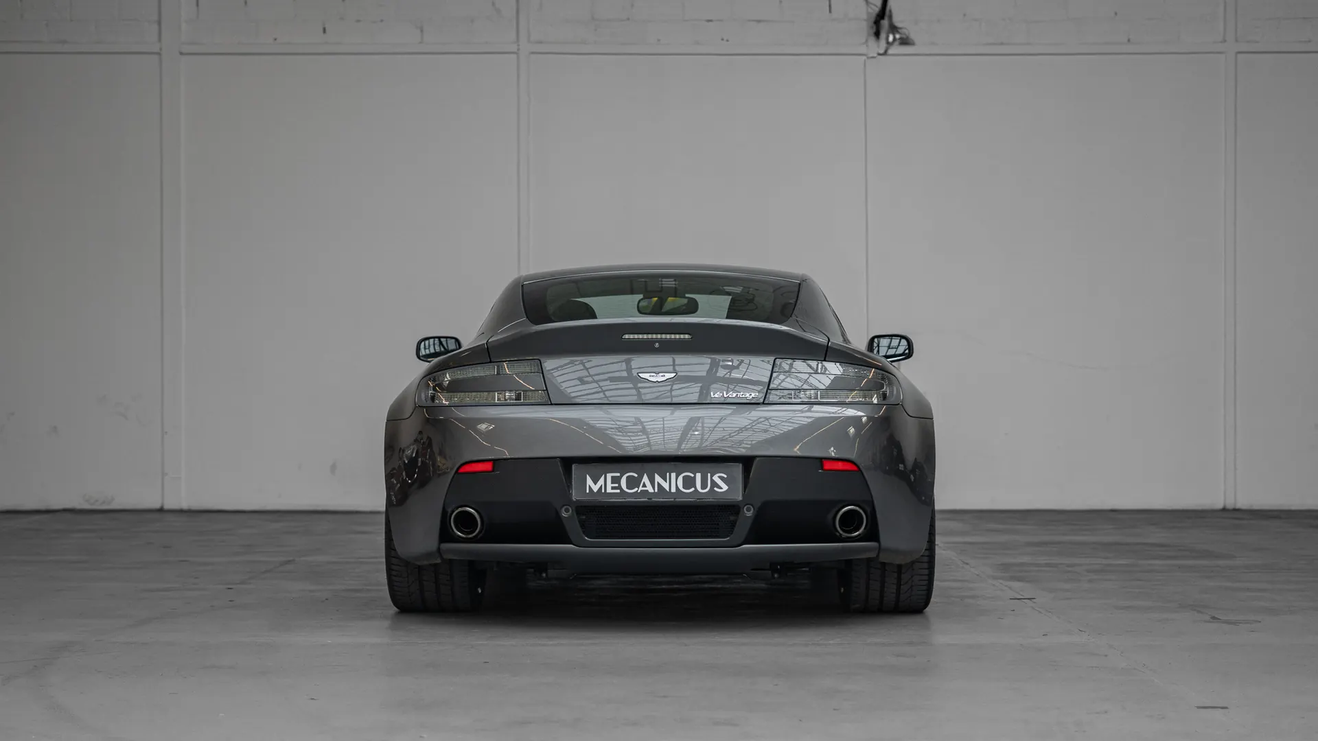 Aston Martin Vantage — photo 4