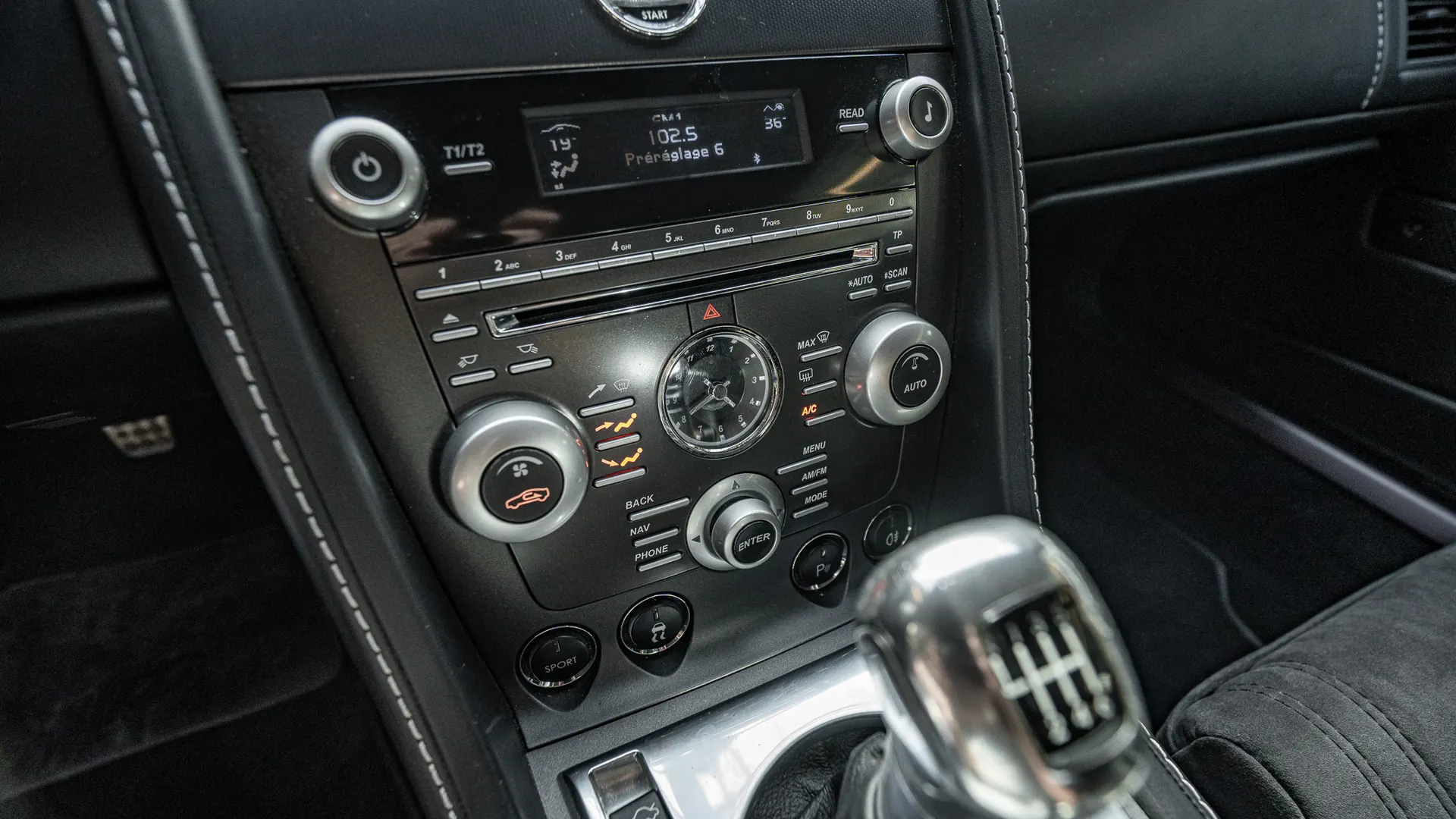 Aston Martin Vantage — photo 16
