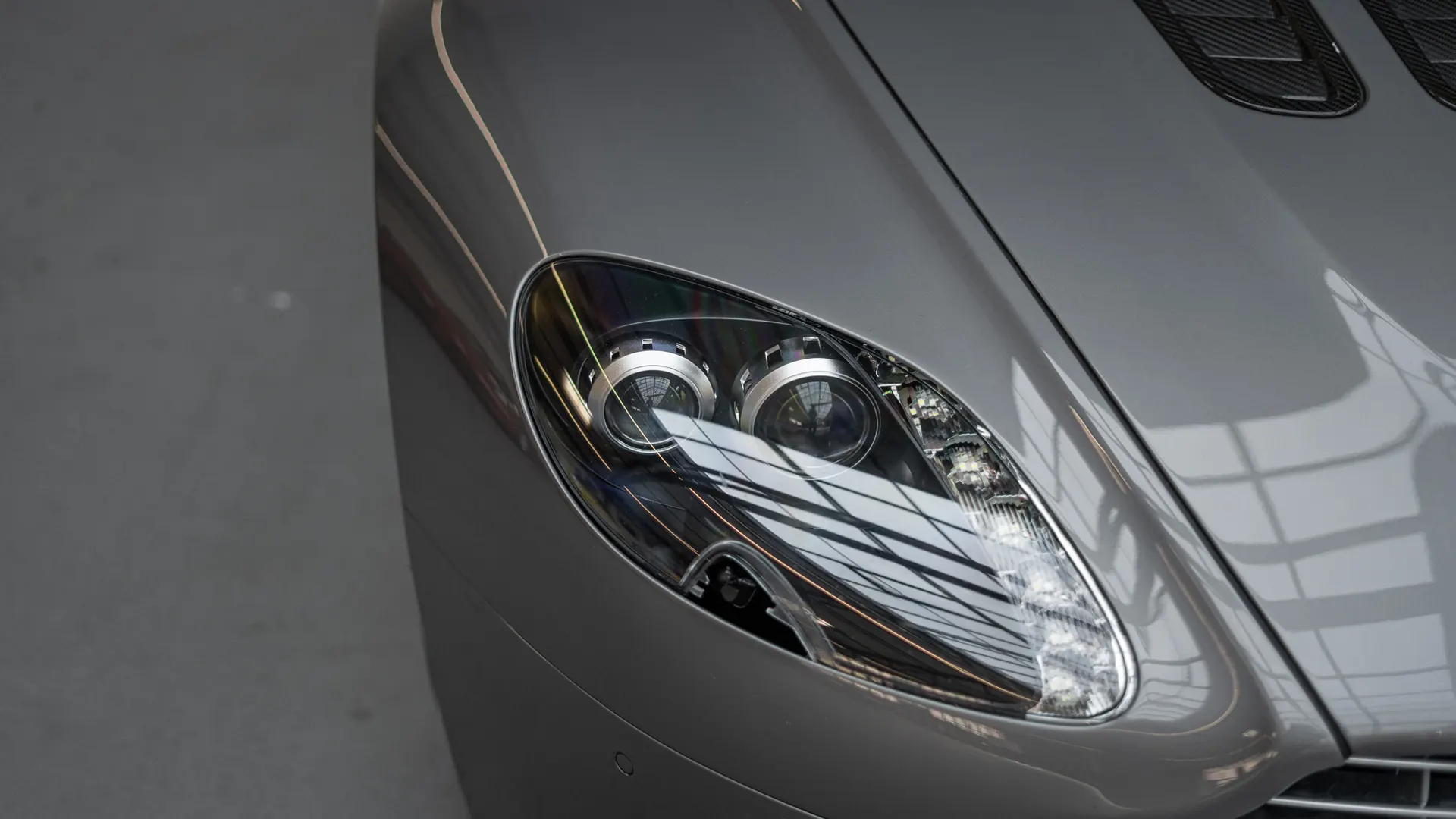 Aston Martin Vantage — photo 26