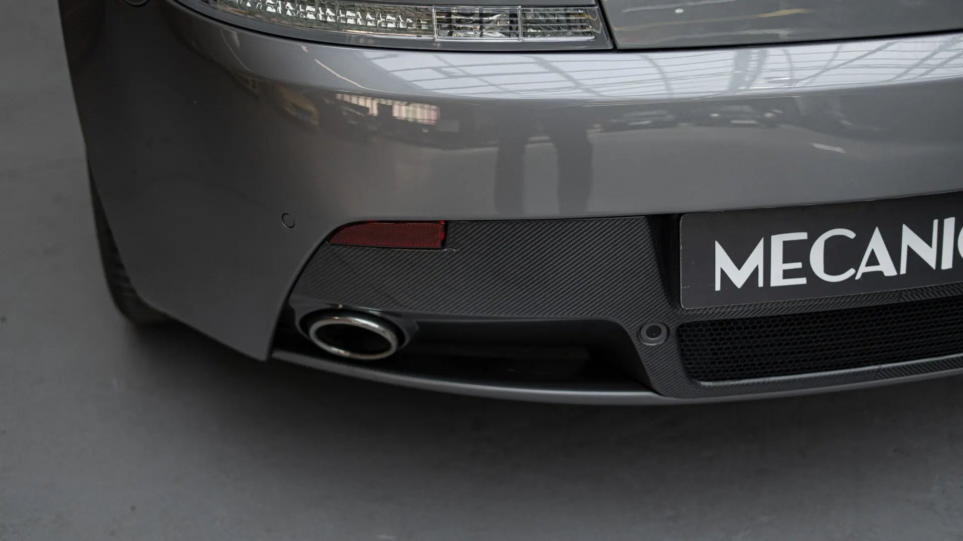 Aston Martin Vantage — photo 40