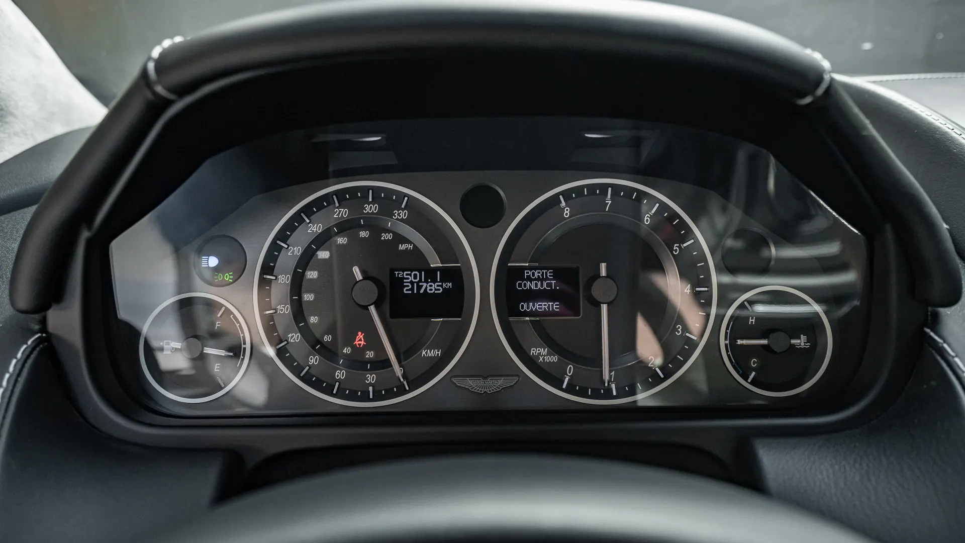 Aston Martin Vantage — photo 13