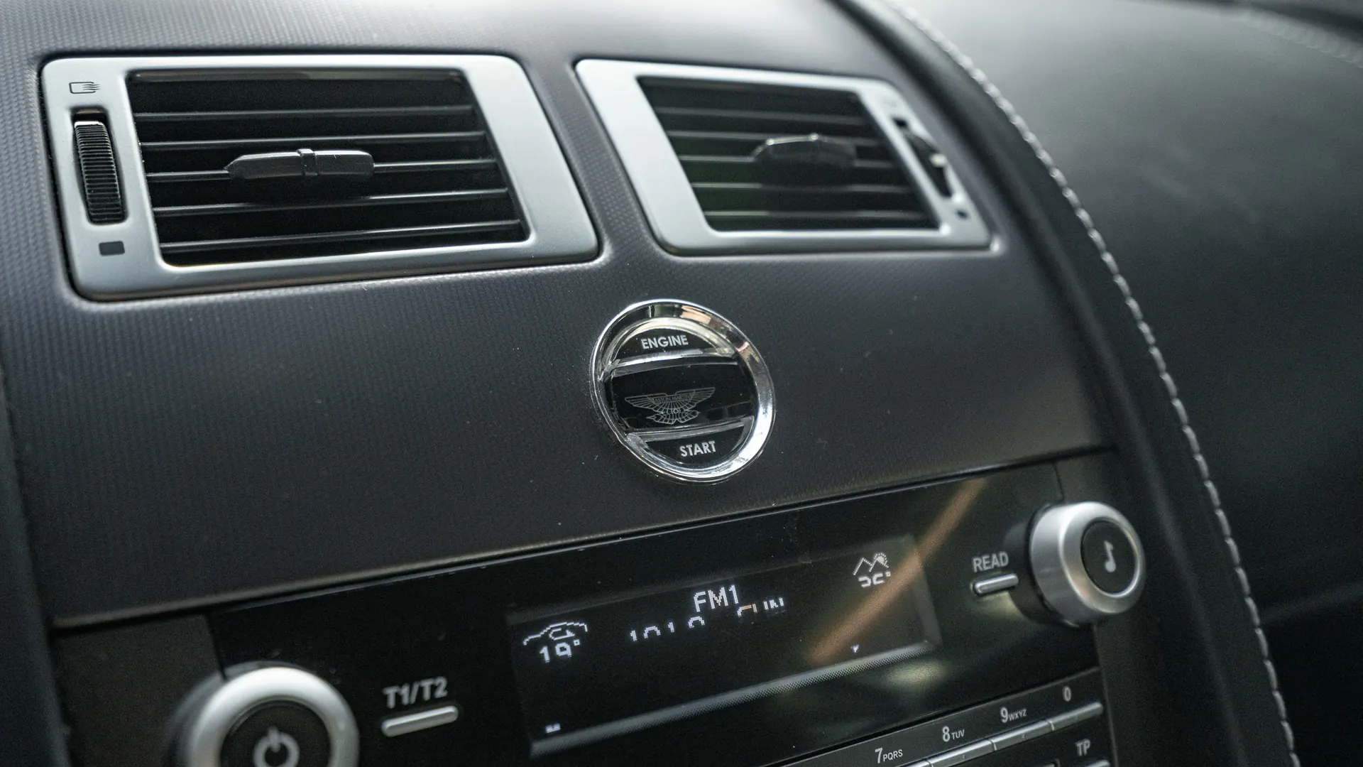 Aston Martin Vantage — photo 15