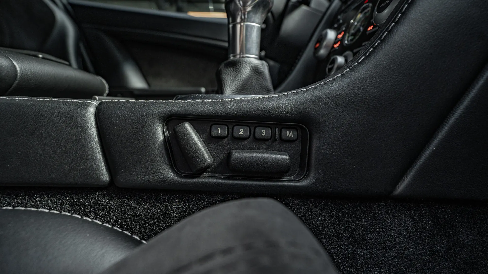 Aston Martin Vantage — photo 21