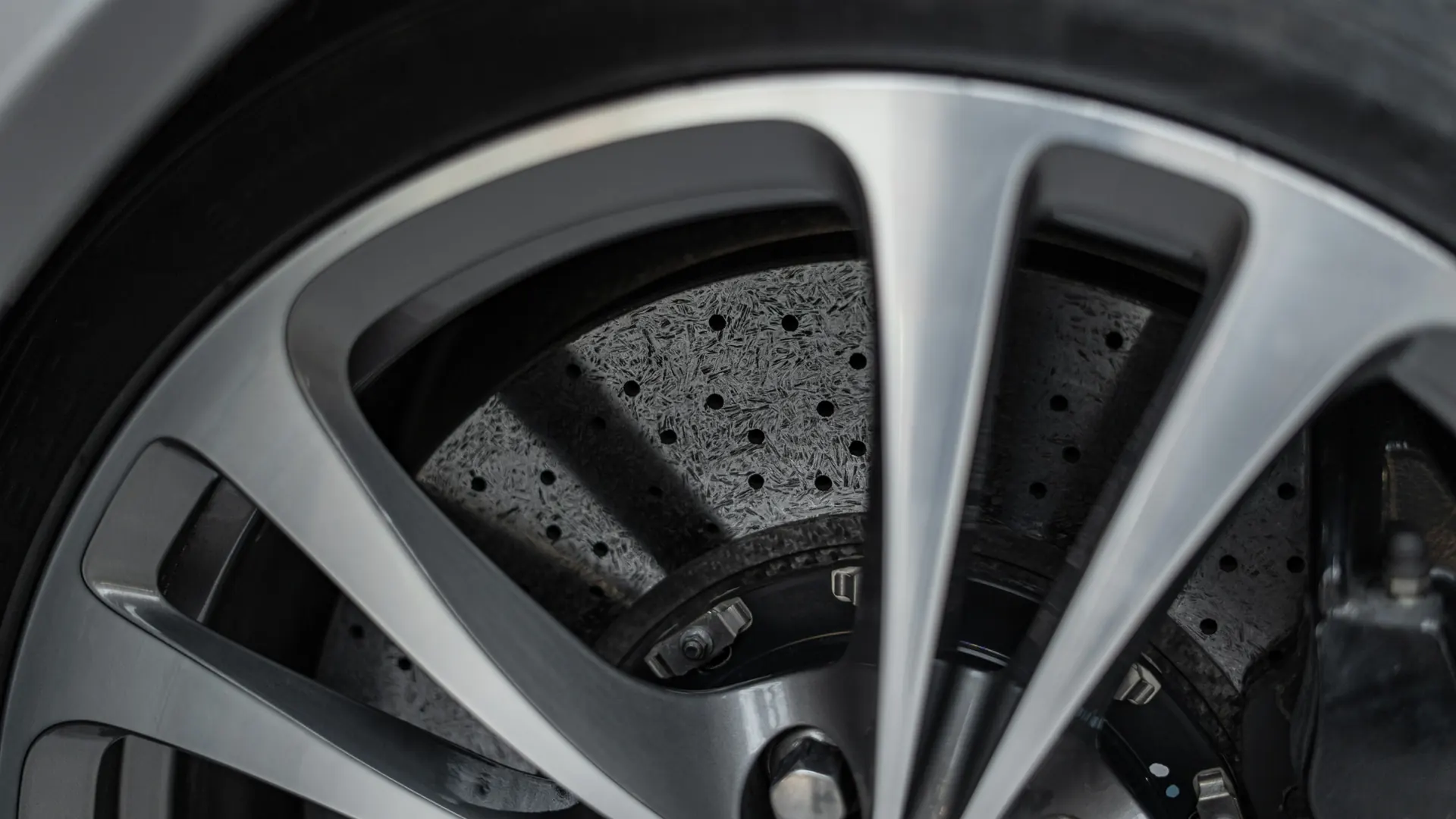 Aston Martin Vantage — photo 34