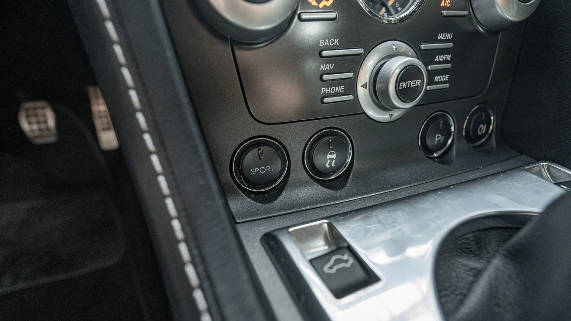 Aston Martin Vantage — photo 18