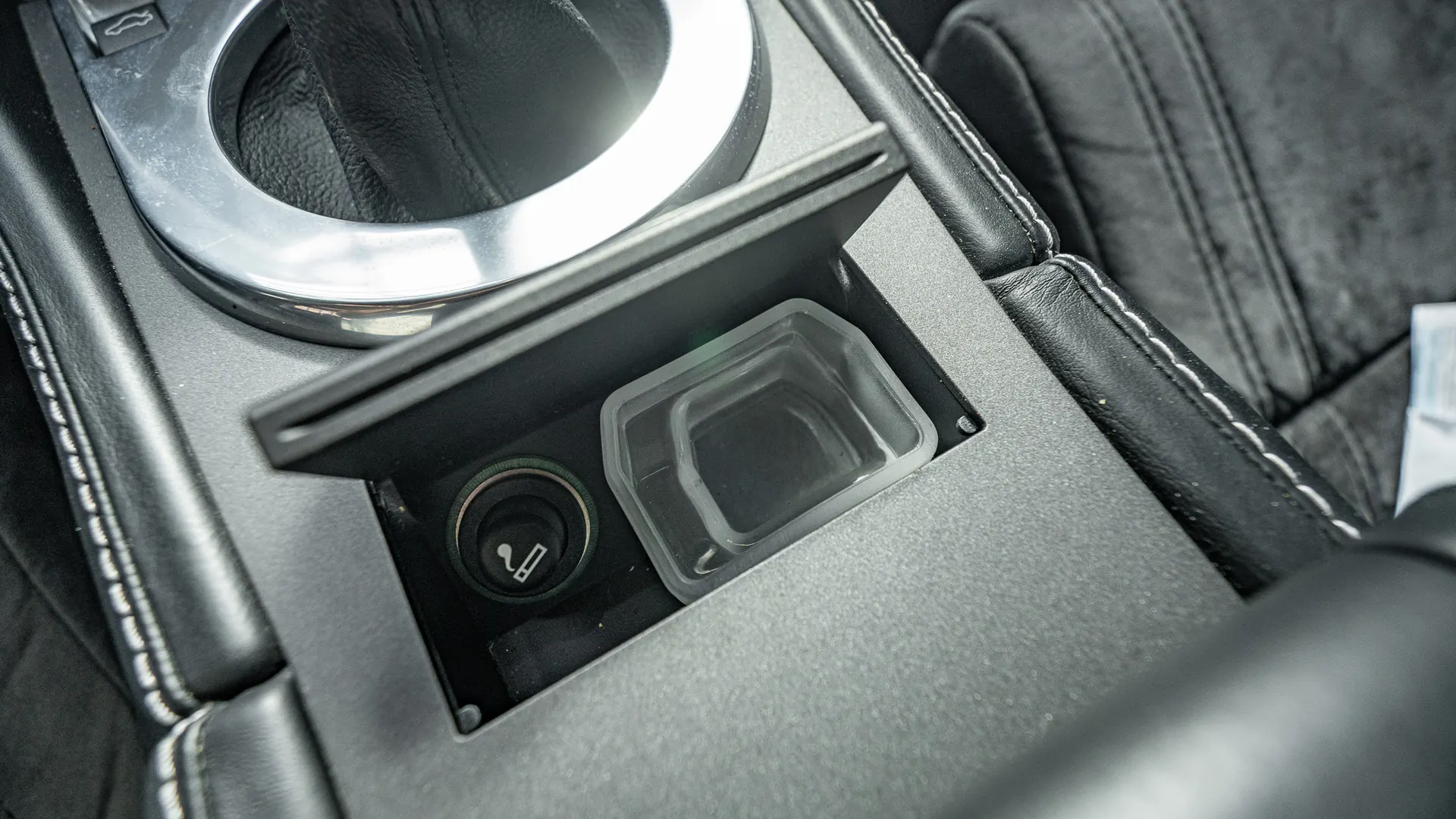 Aston Martin Vantage — photo 20