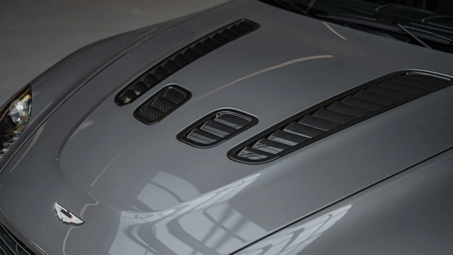 Aston Martin Vantage — photo 31