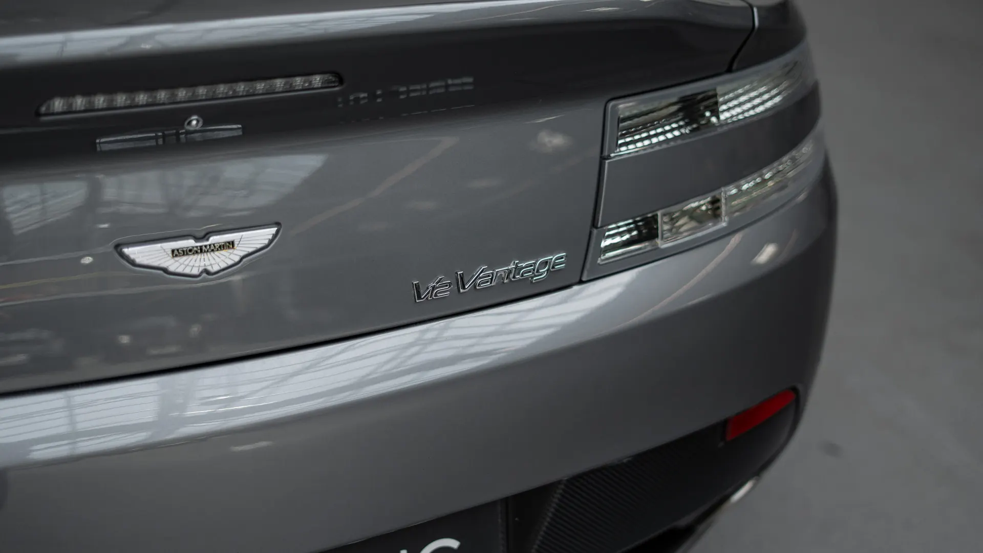 Aston Martin Vantage — photo 39