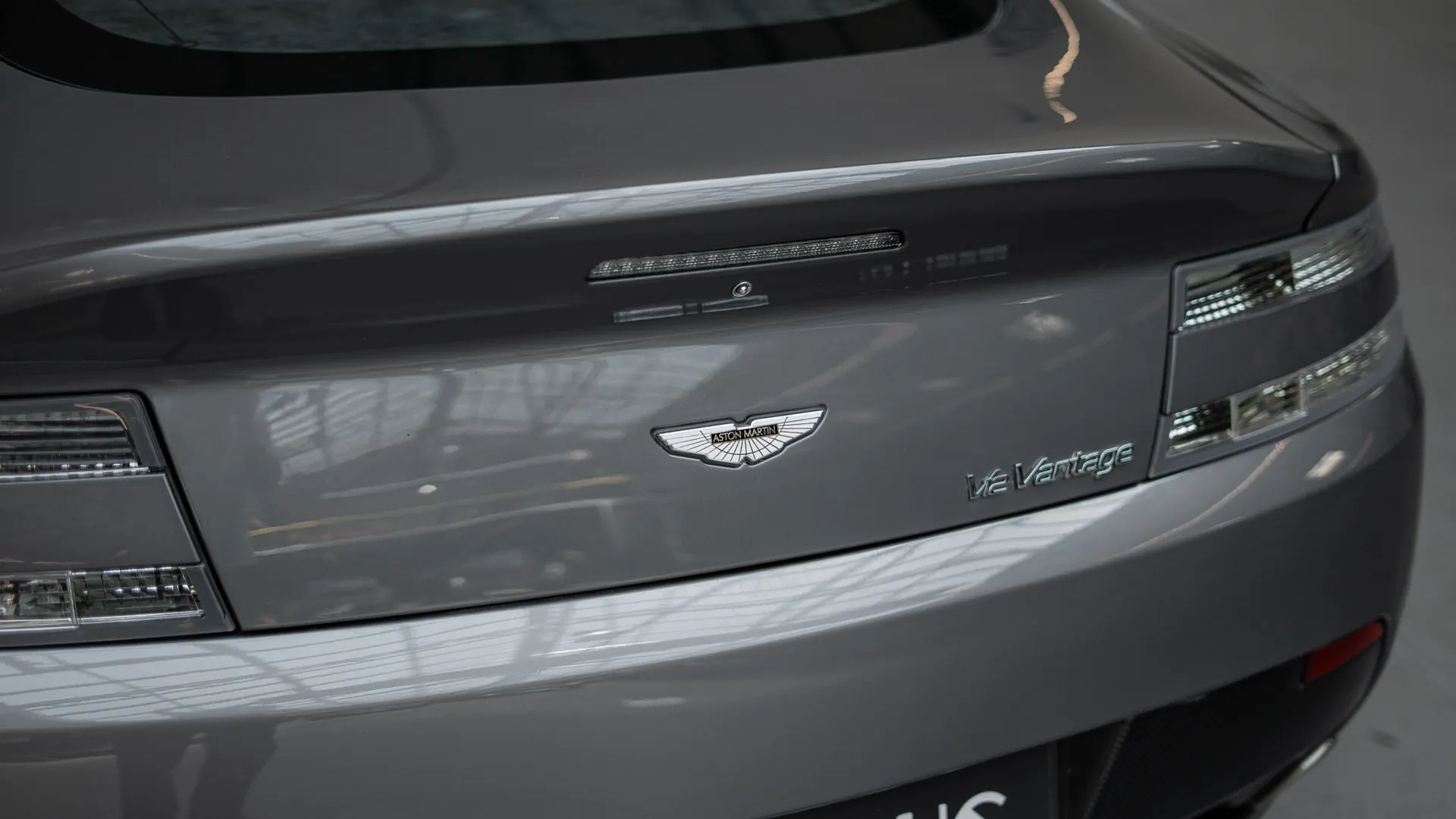 Aston Martin Vantage — photo 38